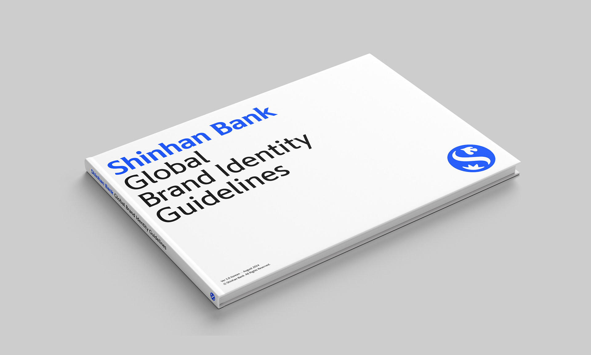 디자인퍼플이 제작한 신한은행 글로벌 브랜딩 가이드북(Shinhan Bank Global BI Guidelines)의 목차와 내지 레이아웃을 보여주는 대표 이미지이다. 가이드북은 신한은행의 CI, 캐릭터, 사이니지, 커뮤니케이션 가이드를 통합하여 인쇄물 형태로 깔끔하게 구성되어 있다.