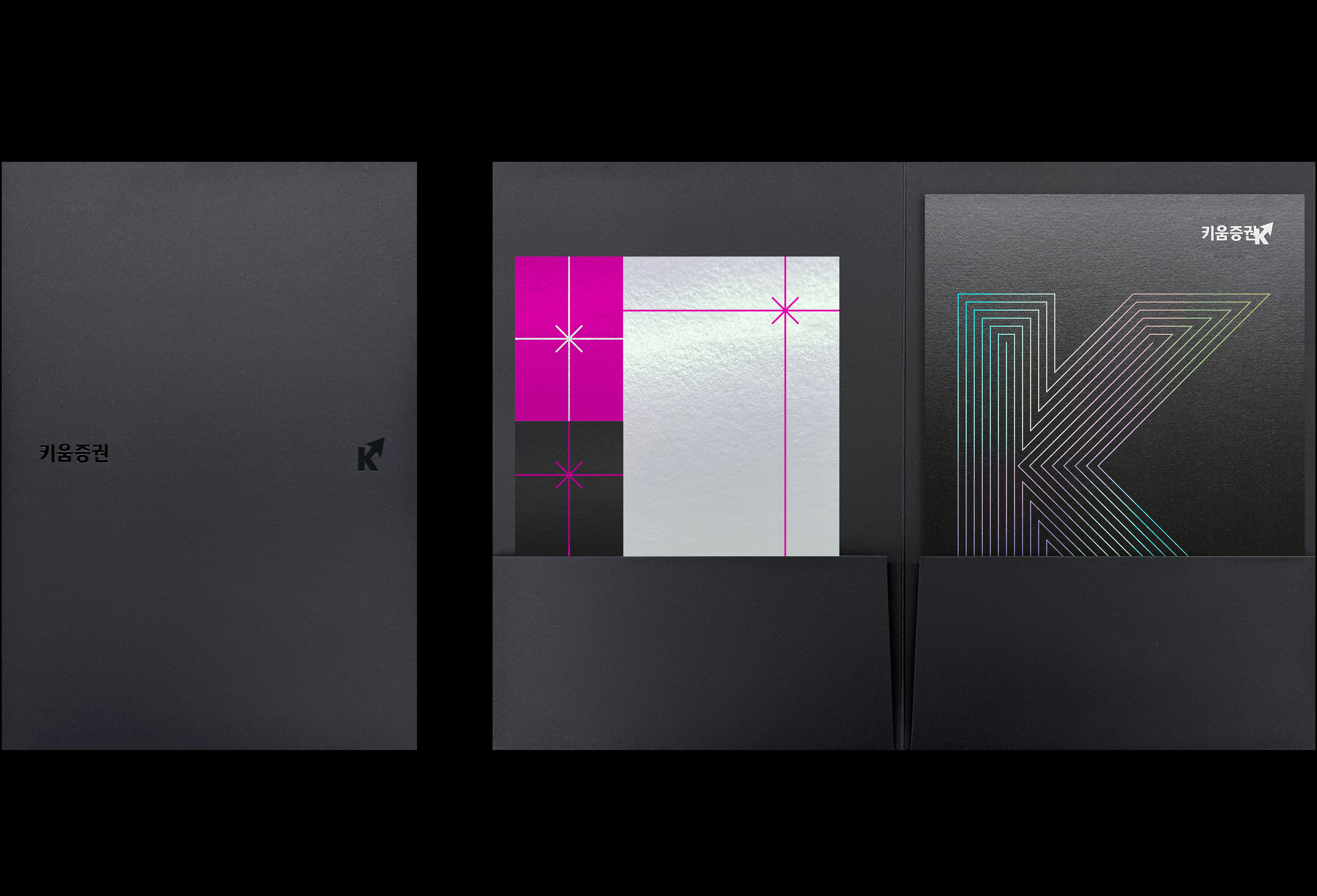 블랙 포켓 폴더와 인서트—마젠타·실버 카드와 K 커버 브로슈어 구성 Black pocket folder with inserts—magenta/silver card and brochure with line-art K cover