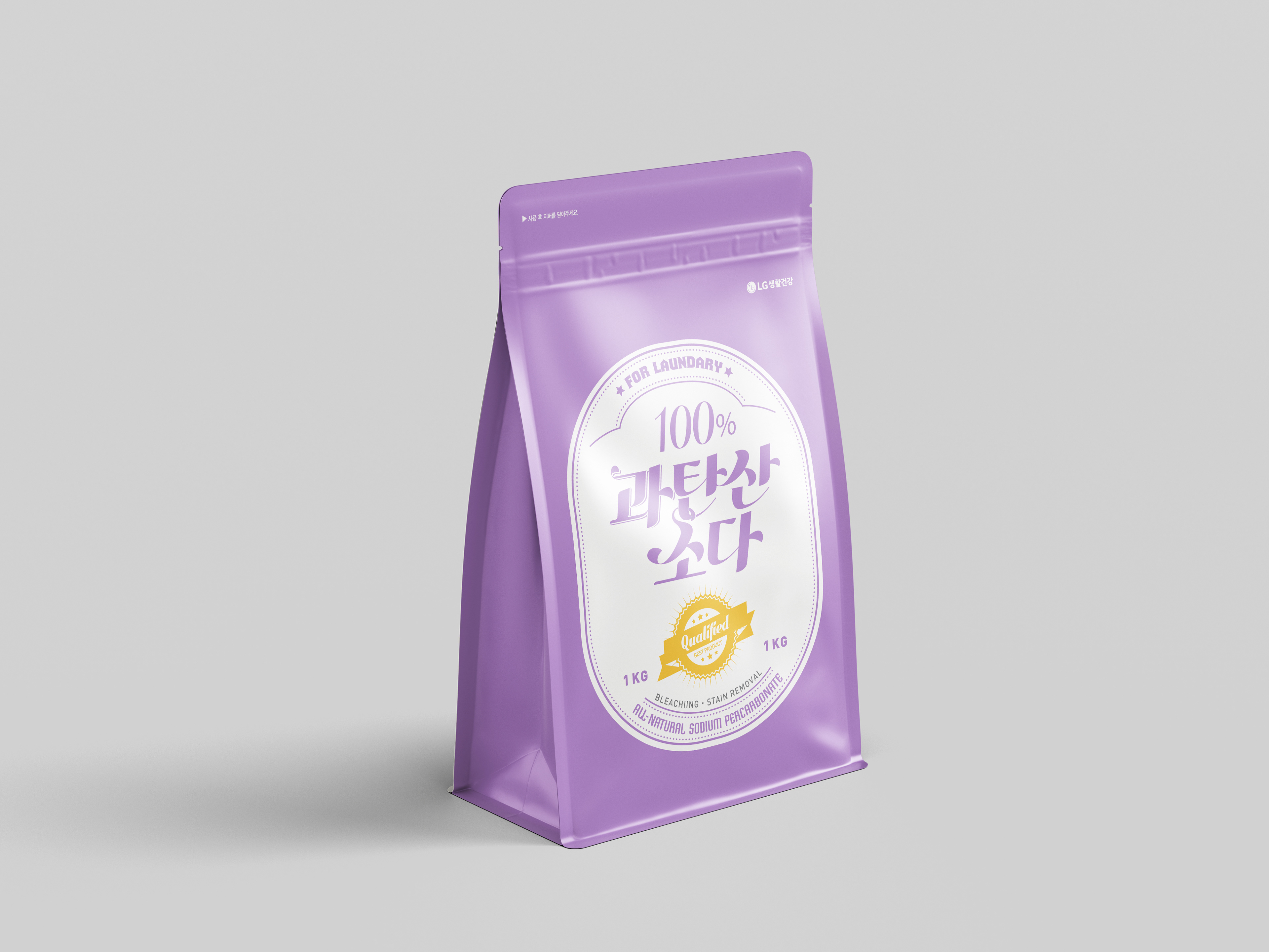 디자인퍼플이 제작한 'LG생활건강 베이킹소다 시리즈(Baking Soda Series)'의 생활용품 브랜드 패키지 디자인 포트폴리오 이미지이다. 천연 유래 성분의 깨끗함과 세척력을 강조하기 위해 파란색과 흰색을 주축으로 심플하고 직관적으로 디자인된 세제 패키지들이 정렬되어 있다.