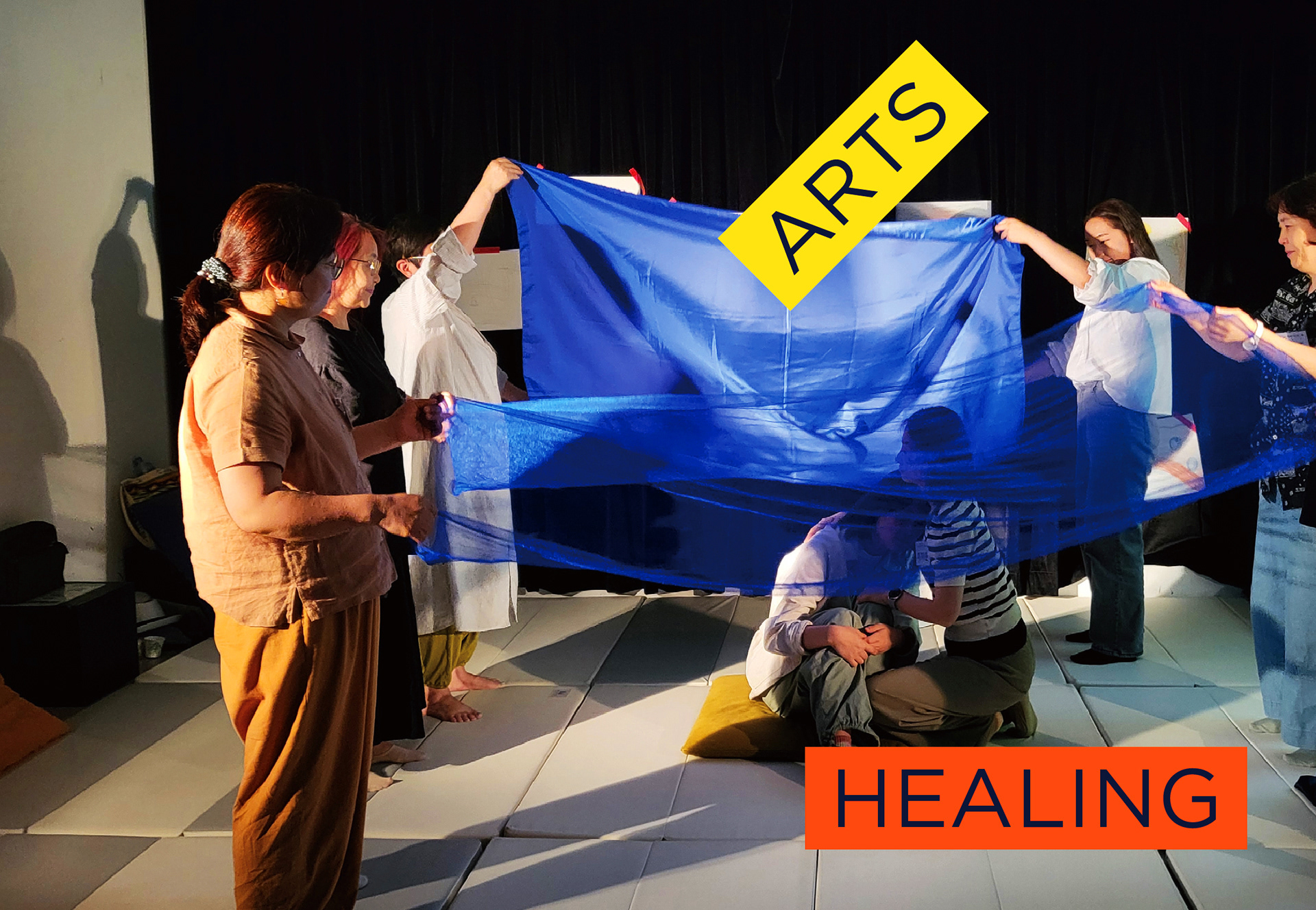파란 천을 활용한 문화예술교육 활동 장면을 담은 브로슈어 내지 디자인. 사진 위에 ARTS와 HEALING 문구가 컬러 라벨 형태로 배치되어 있으며, 예술 활동이 주는 치유와 경험의 의미를 시각적으로 표현하고 있다.