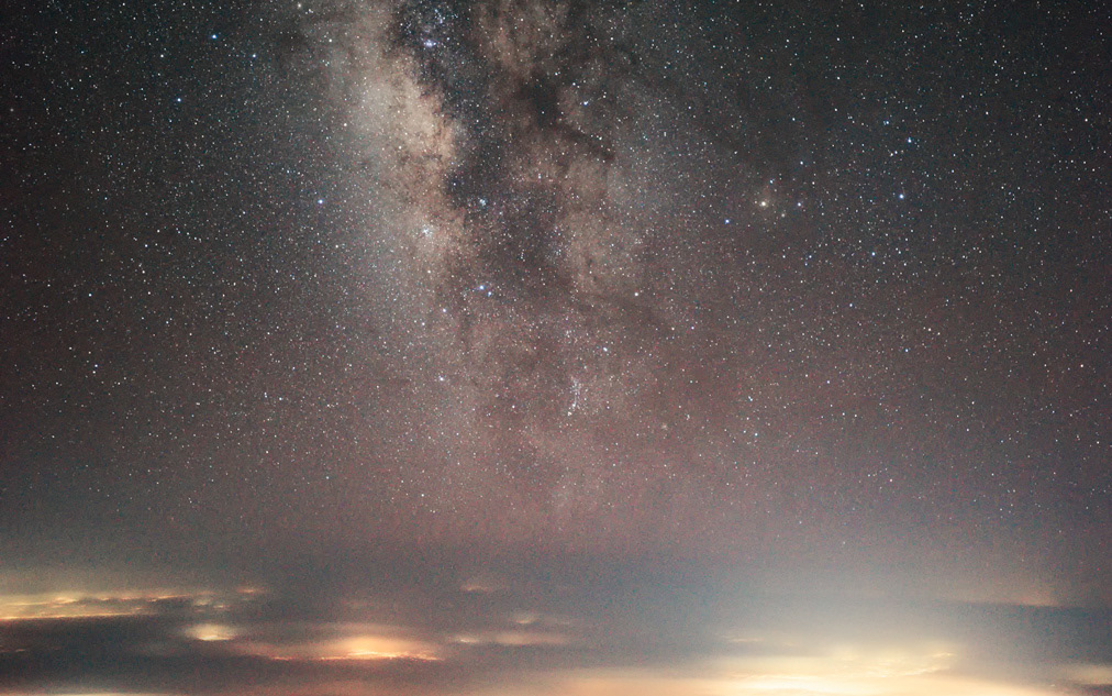 Ein besonderes Highlight des «Cockpit» Nummer 1 ist das Interview mit dem fotografierenden Helvetic-Piloten Pascal Kamm. Einige seiner faszinierenden Nachtaufnahmen von Sternenhimmeln, Landschaften und Städten «by night» vermitteln mystische Stimmungen, andere Bilder stammen von Anflügen in magisch düsterem Licht, so wie es wohl nur Piloten erleben.