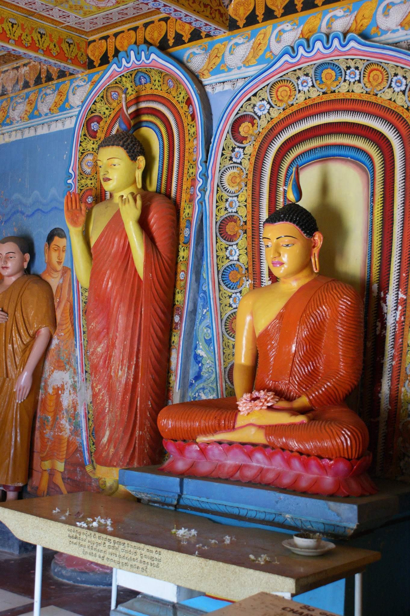 3.9.11 ANURADAPURA - skalní chrám ISSARASAMANA VIÁRA