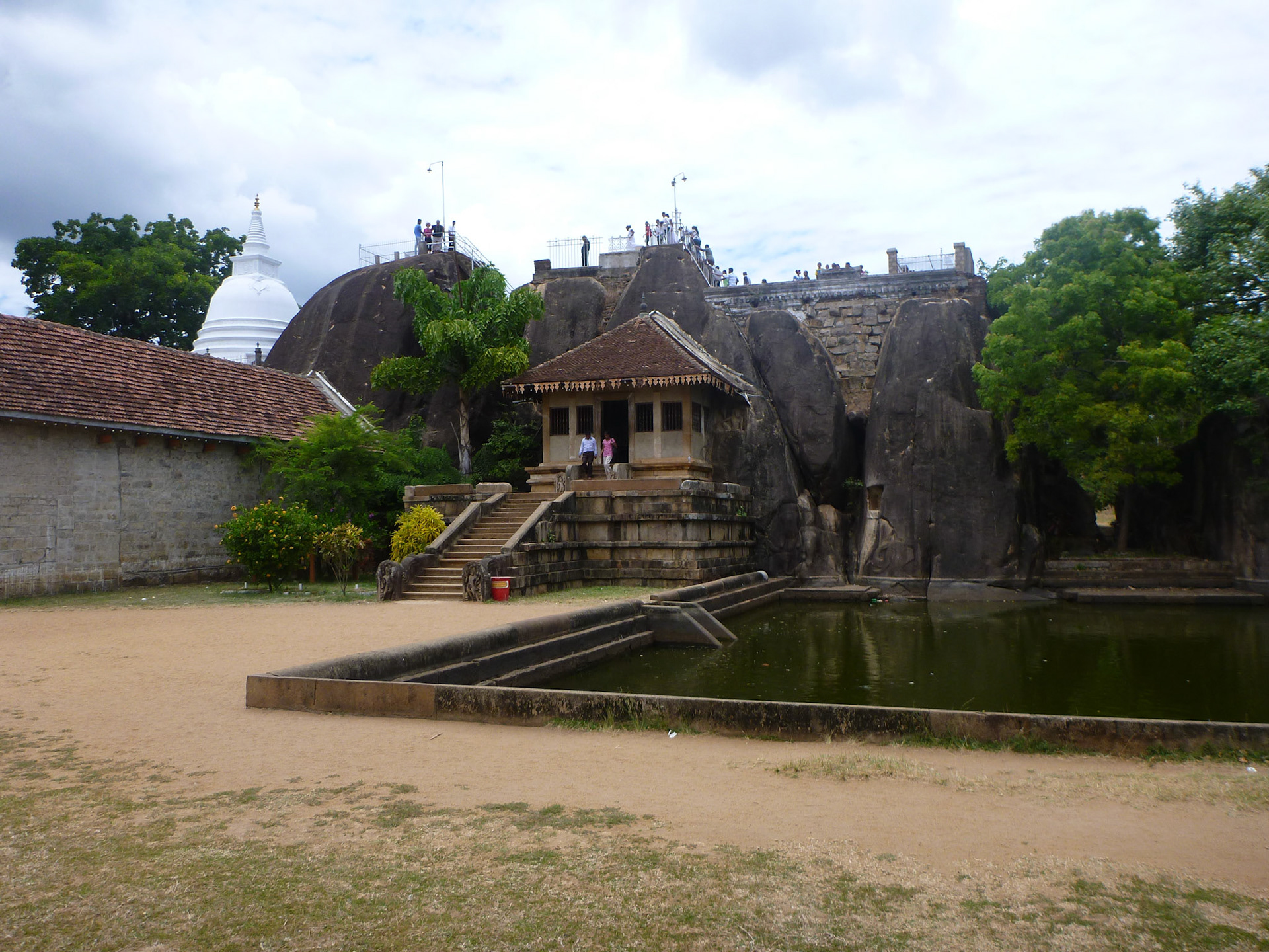 3.9.11 ANURADAPURA - skalní chrám ISSARASAMANA VIÁRA