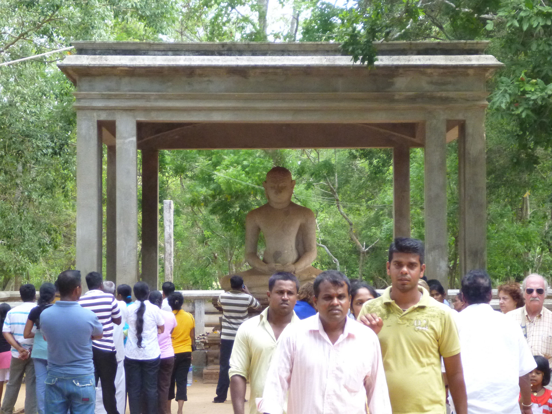 3.9.11 ANURADAPURA - Samadhi Buddha (3.století)