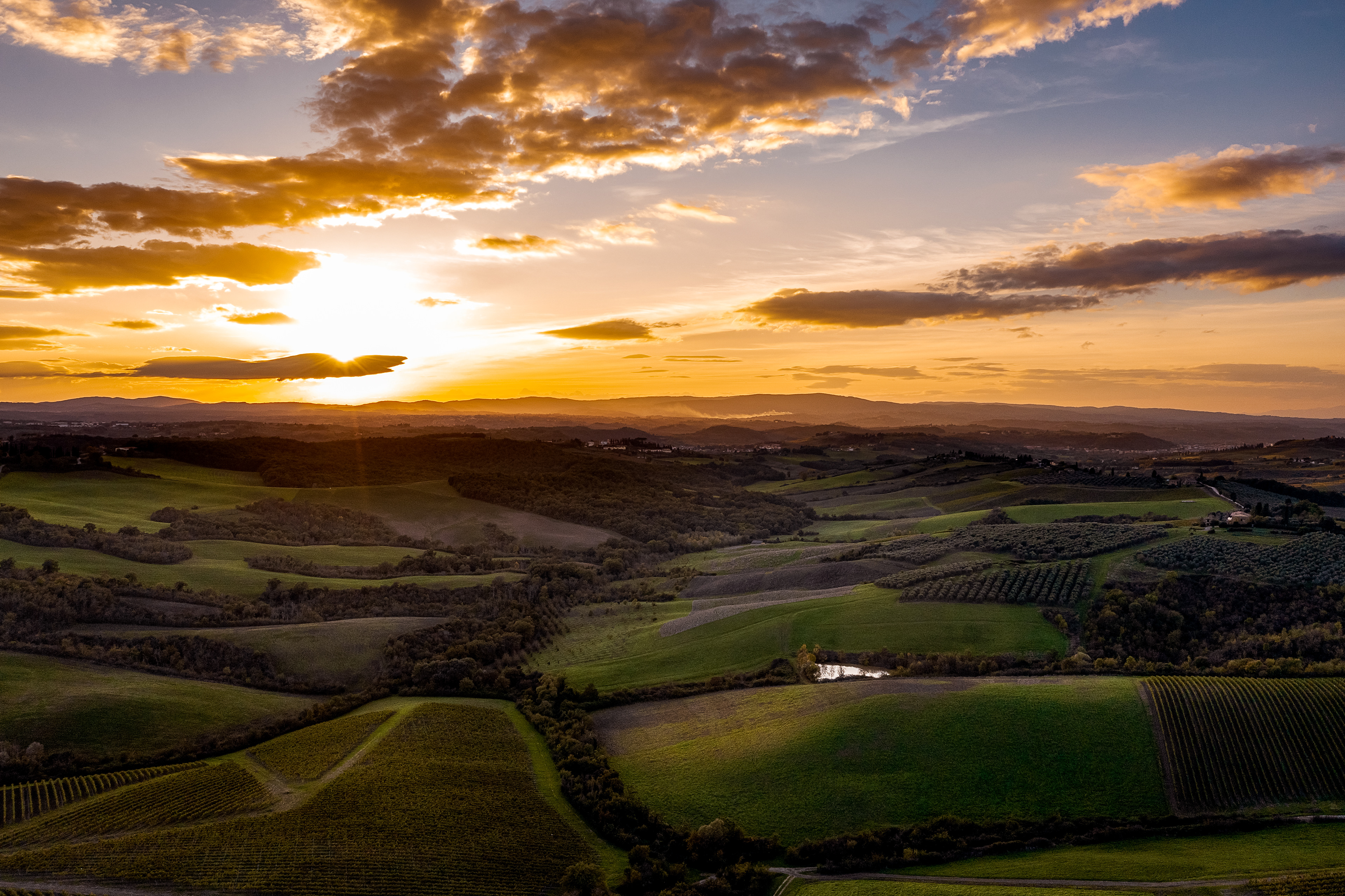 Foto con drone - tramonto sui vigneti del chianti - Toscana - foto daniele scalera fotografo in Siena - Toscana e Firenze