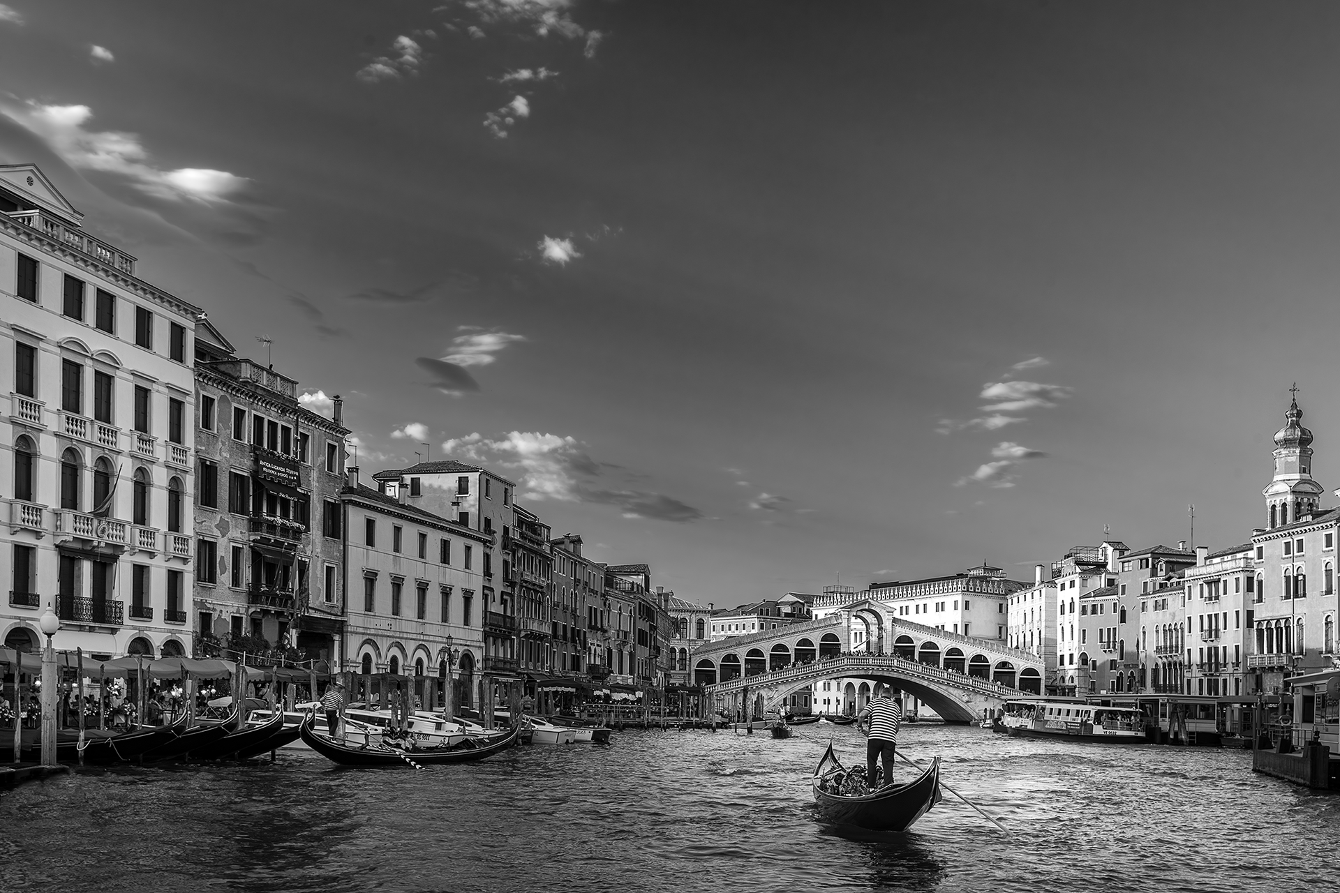 fotografia di paesaggio - venezia in bianco e nero - canal grande e pointe di rialto - daniele scalera fotografo