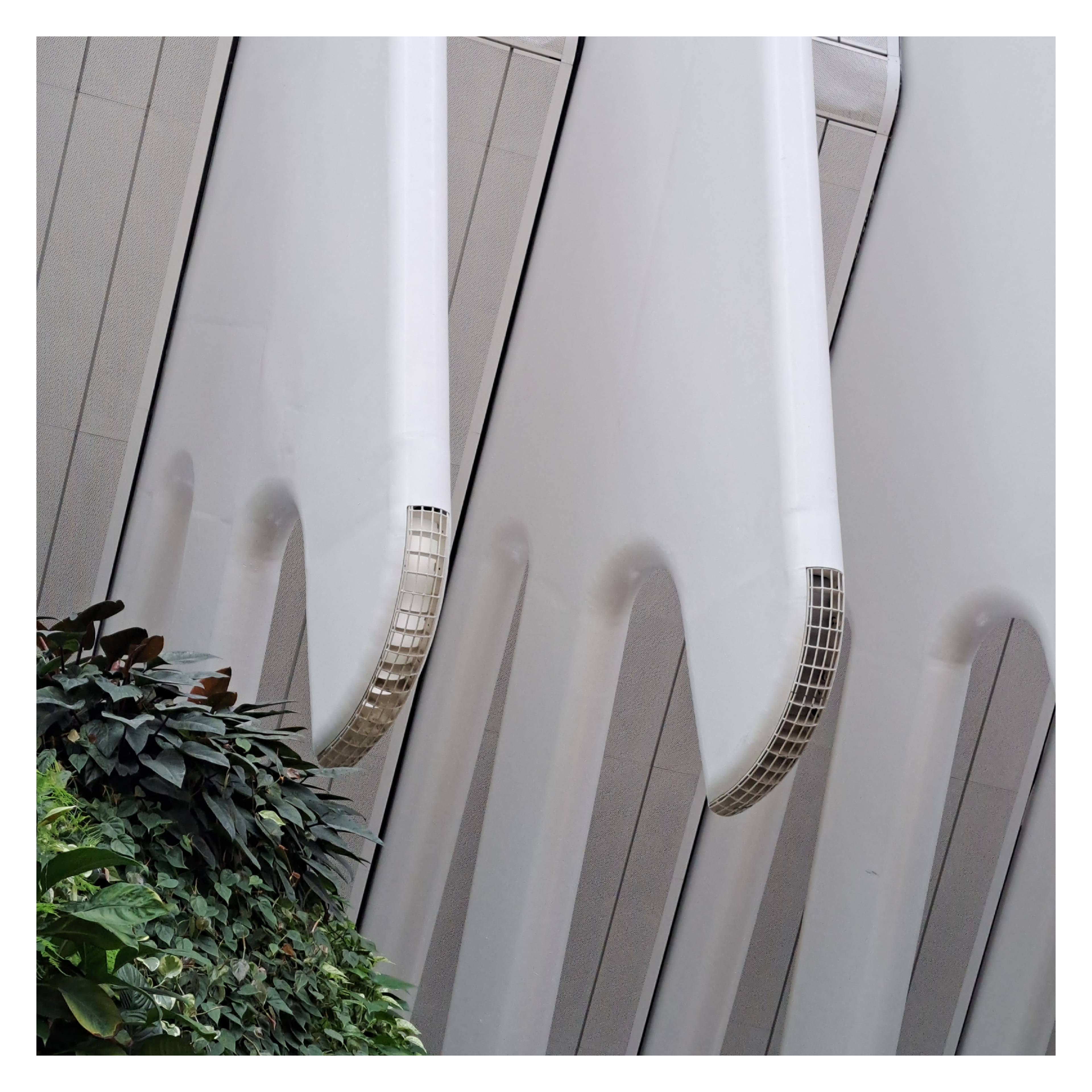 V23 | L'Agora | The distinctive ventilation shaft fins of this structure enhance its futuristic aesthetic while providing natural airflow and improving energy efficiency. A great example of the blend of form and function in architectural design.