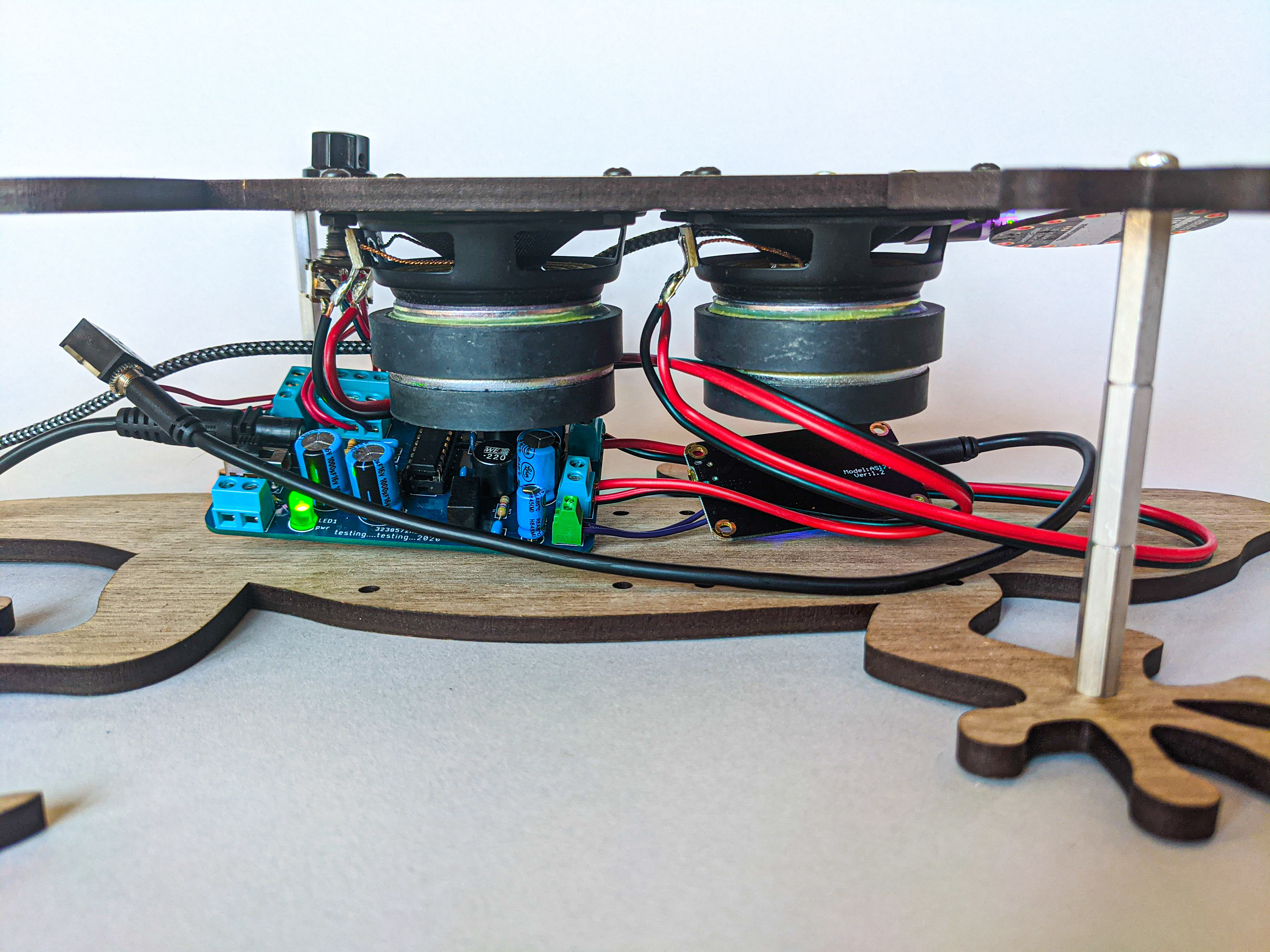 groovin' gecko speaker interior