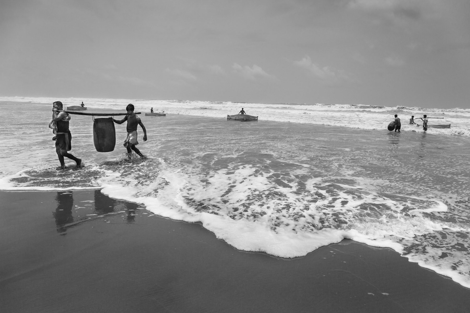 Rohingya refugees catching baby shrimps. Shamlapur, Bangladesh, May 2016