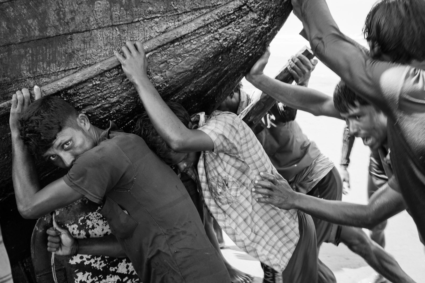 Rohingya fishermen working as daily labour for Bangladeshi boat owners, Shamplapur, Bangladesh, June 2015