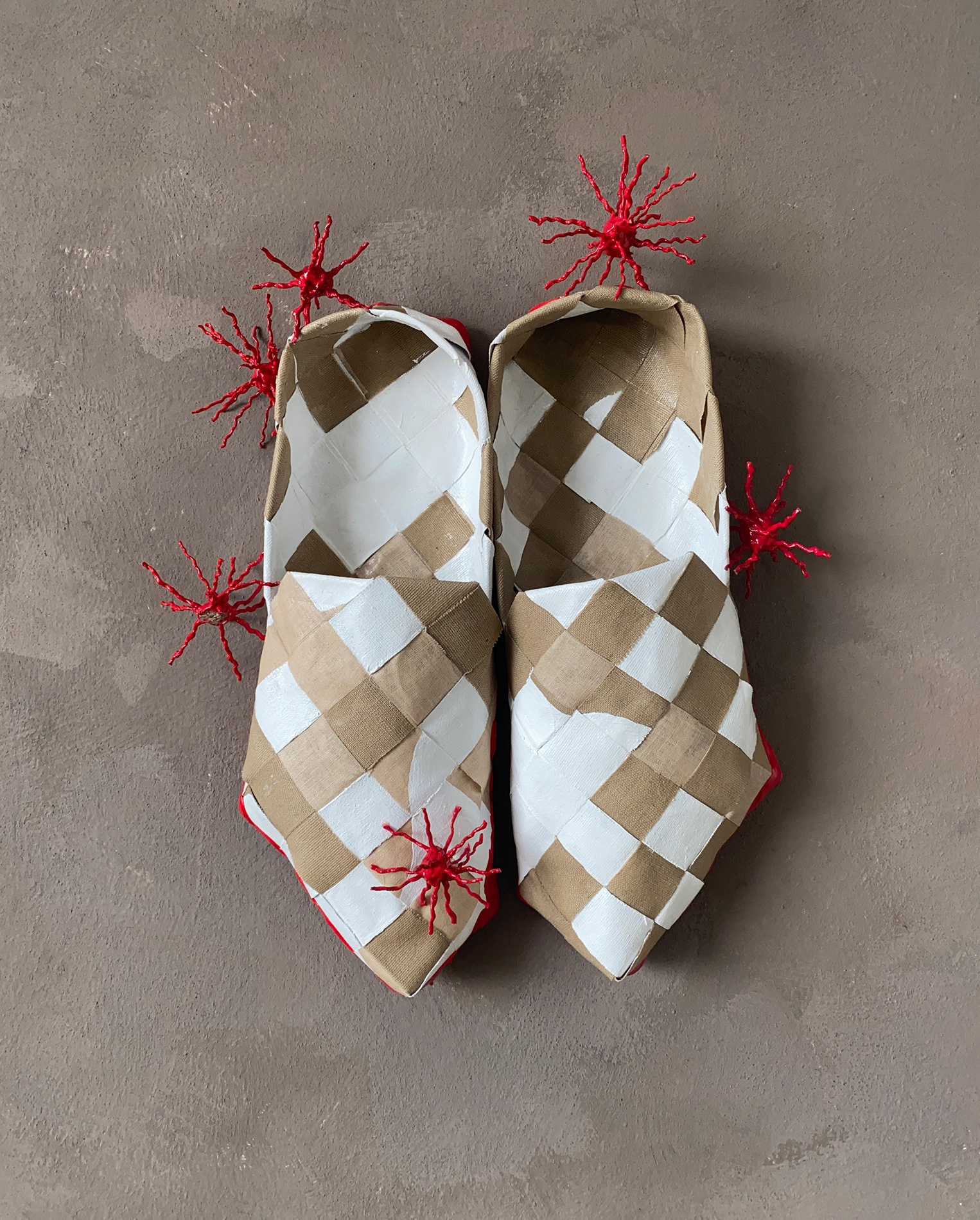 TUNNETKO VAARAJÄRVEN POLUT?/DO YOU KNOW THE PATHS AROUND DOOM LAKE? linen, yarn, acrylics, lacquer & adhesive 2025, 35 x 28 x 9 cm