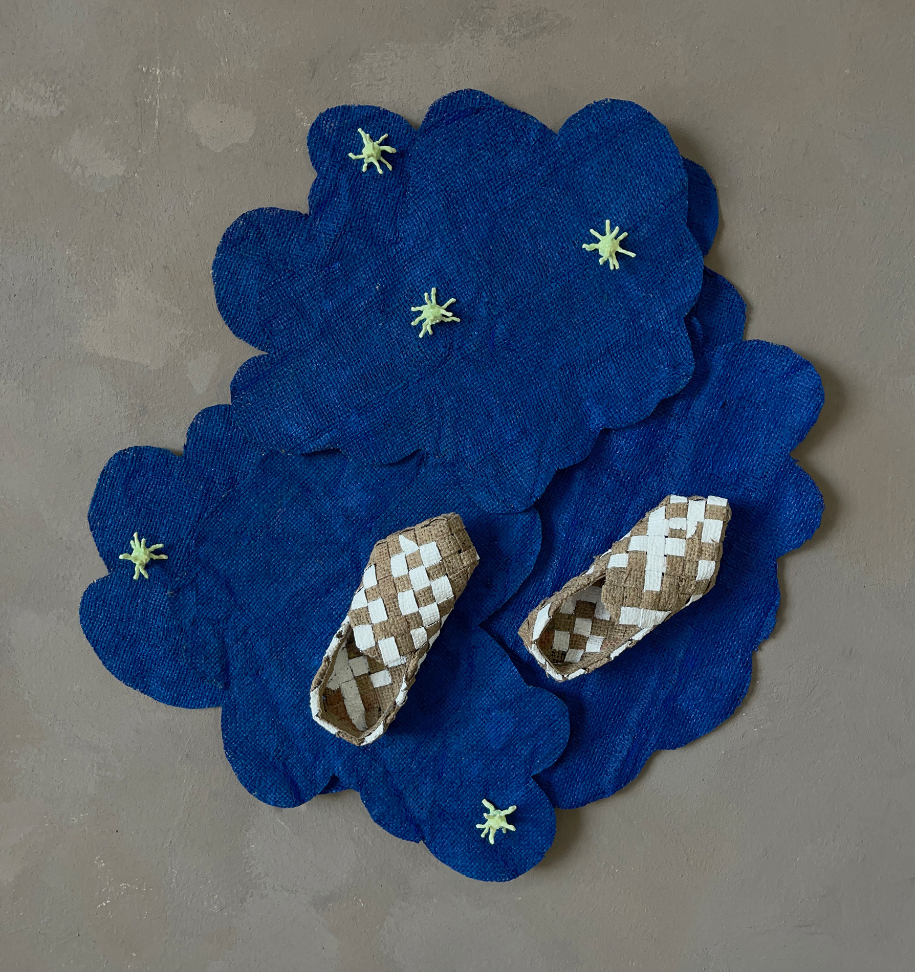 KIILTOMATO LOISTAA YÖSSÄ/LIGHTNING BUG SHINES BRIGHT IN THE NIGHT second-hand yute, acrylics, yarn & lacquer 2026, 49 x 48 x 6 cm