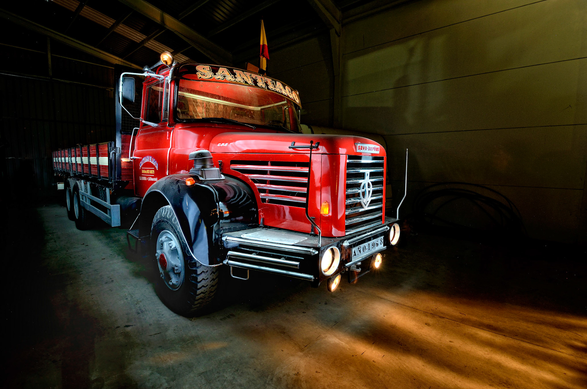 Fotografía nocturna de larga exposición realizada en una sola toma con la técnica de lightpainting (pintura de luz). Sin montajes. Camión Sava-berliet del año 1968 perteneciente a la colección de Santiago Blasco.