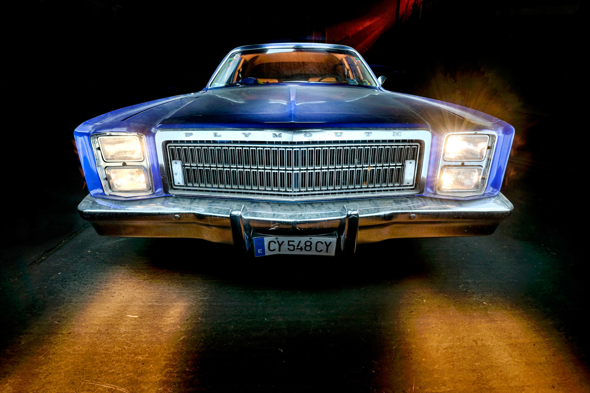 Fotografía nocturna de larga exposición realizada en una sola toma e iluminada con la técnica de light painting (pintura de luz). Chrysler Plymouth de la Colección de Santiago Blasco