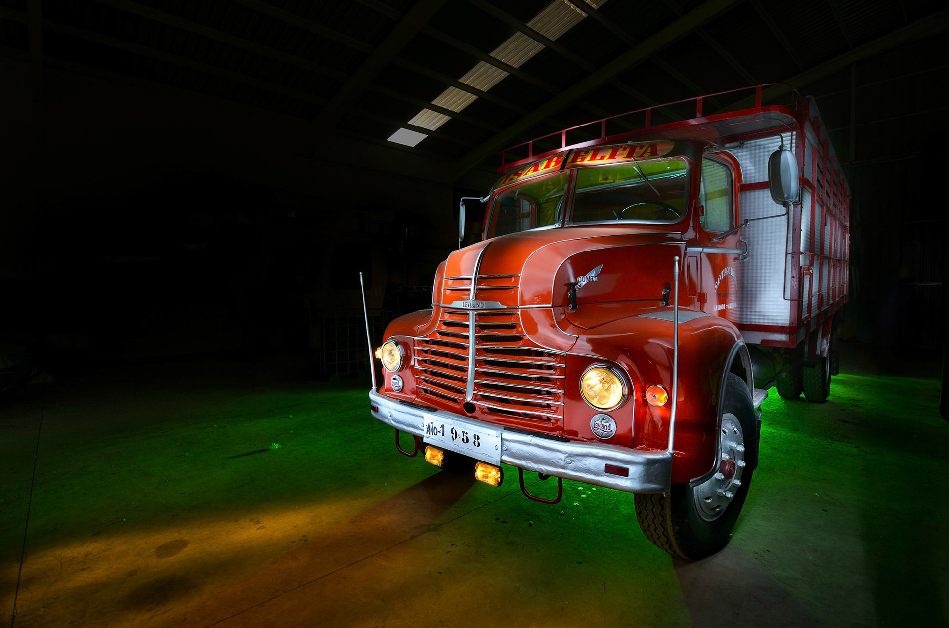 Fotografía nocturna de larga exposición de Camión Leyland Comet del año 1958 iluminado in situ con la técnica de Light Painting (pintura de luz). Una sola toma. Sin montajes ni composiciones.