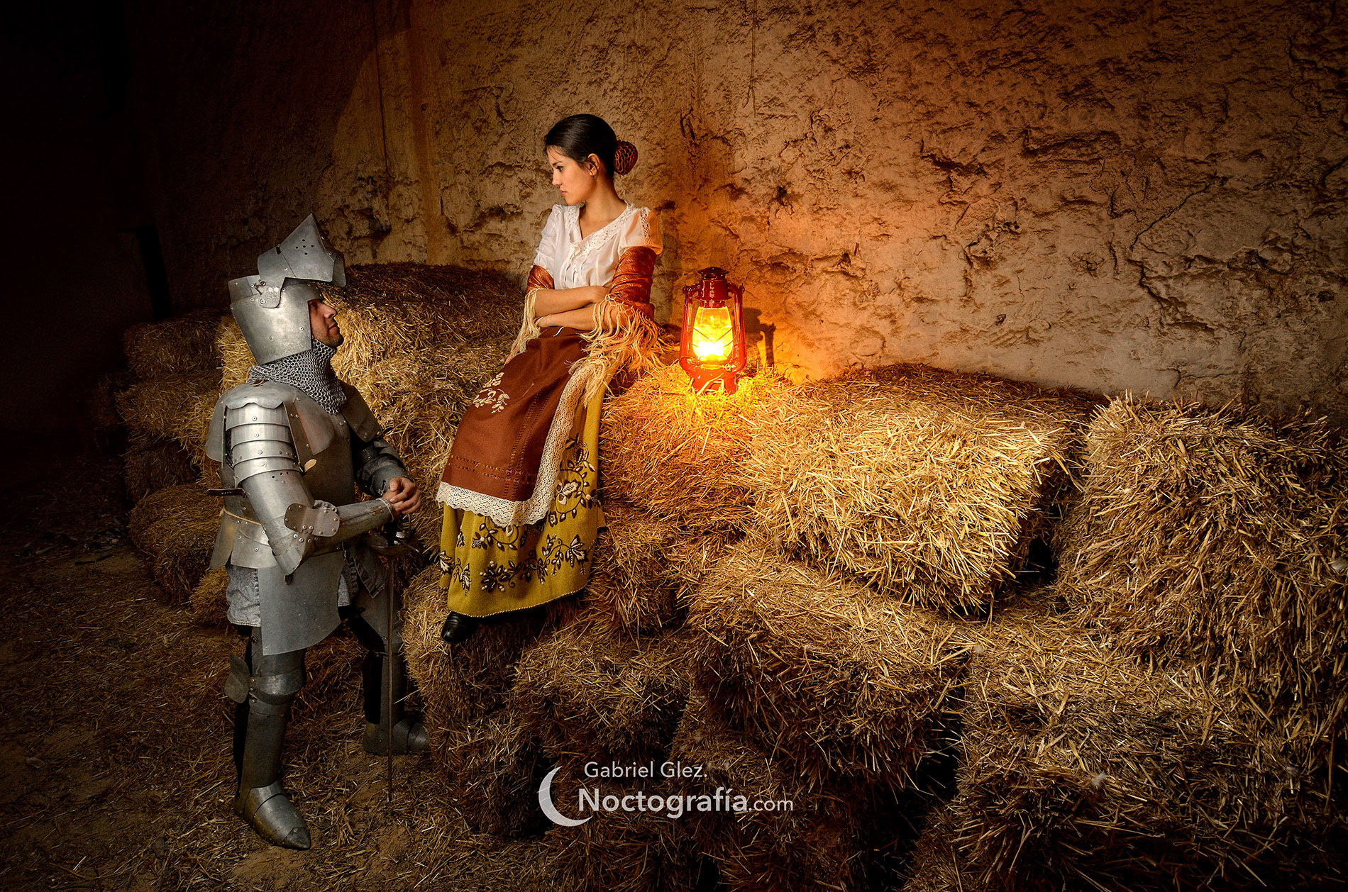 Fotografía de la serie "Dulcinea, la historia de amor jamas contada". Serie realizada por el equipo TFCD CREW en la Posada del Sol en La Roda (Albacete). Fotografías sin montajes, iluminadas in situ mediante la técnica de pintura de luz utilizando largas exposiciones.