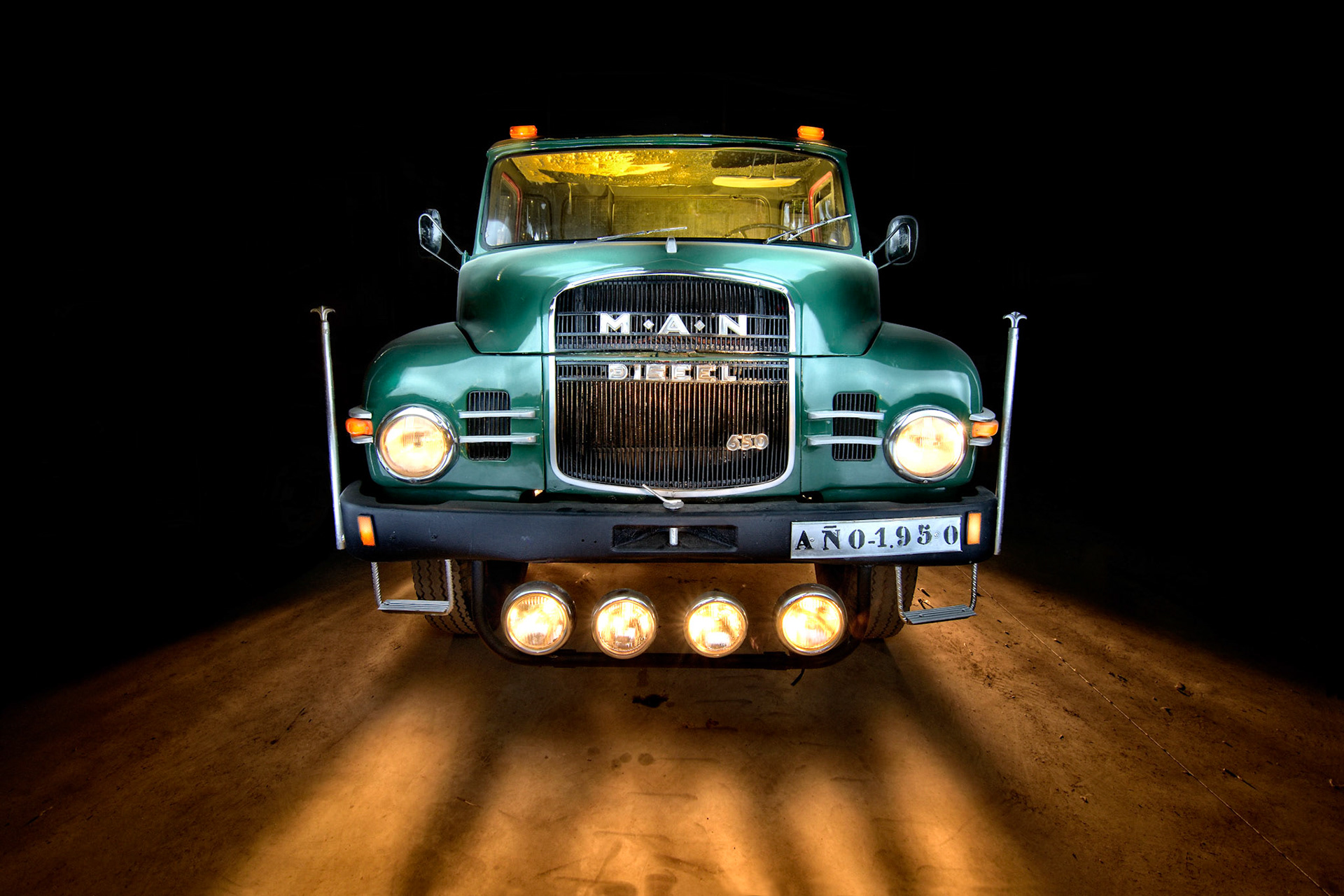 Fotografía nocturna de larga exposición de camión Man del año 1950 iluminado in situ con la técnica de Light Painting (pintura de luz). Toda la iluminación está realizada por el autor. Sin montajes ni composiciónes.