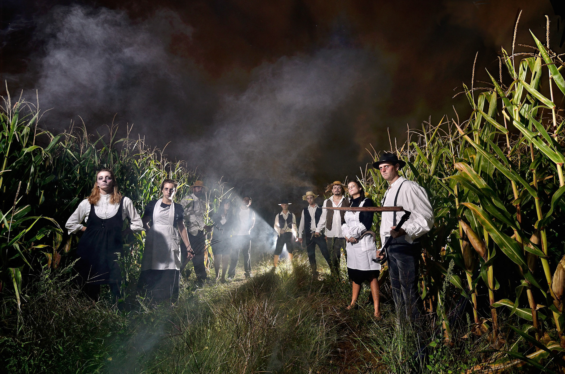 Fotografía nocturna de larga exposición perteneciente a la serie "Los Chicos del maíz".