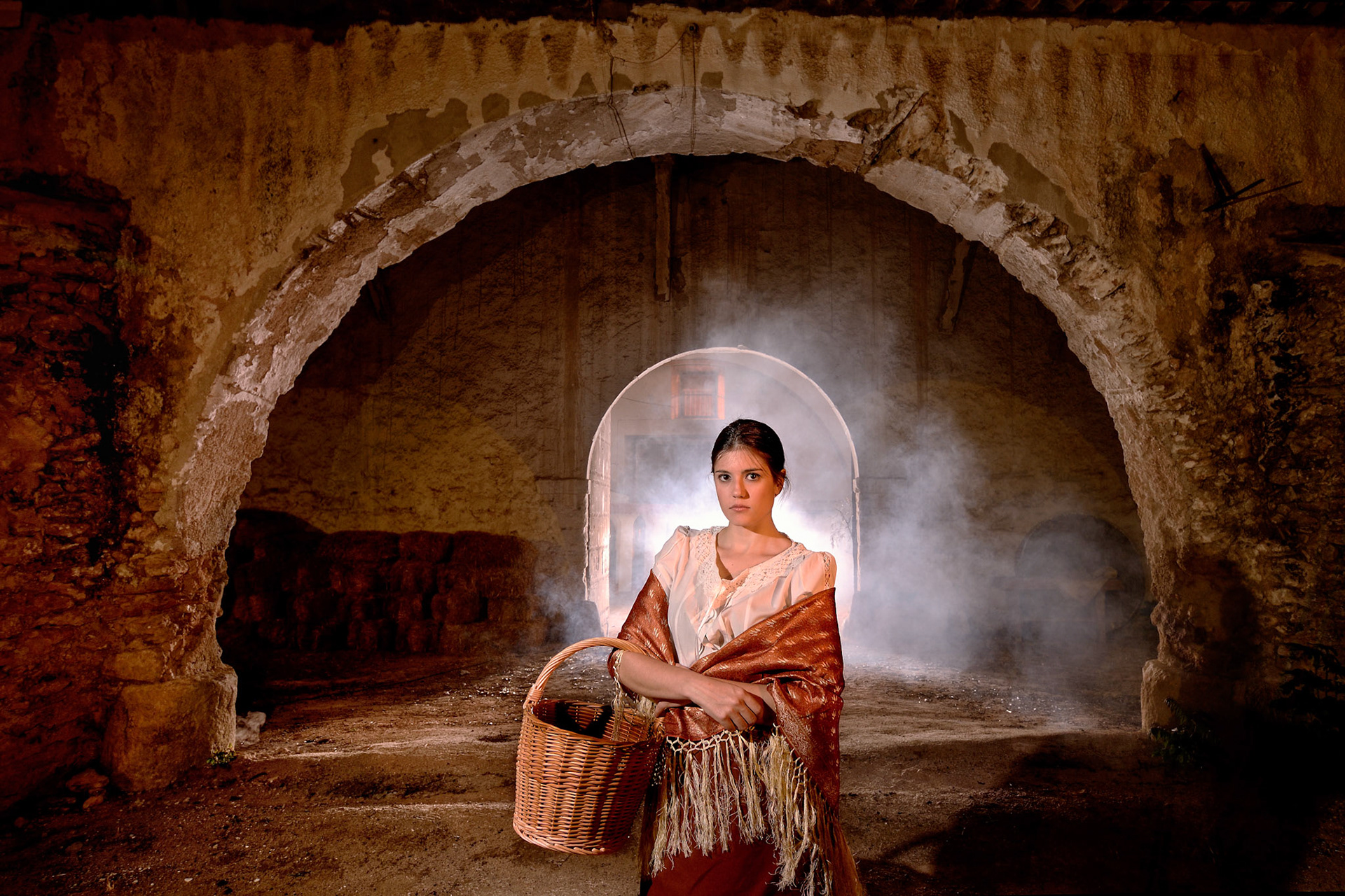 Fotografía de la serie "Dulcinea, la historia de amor jamas contada". Serie realizada por el equipo TFCD CREW en la Posada del Sol en La Roda (Albacete). Fotografías sin montajes, iluminadas in situ mediante la técnica de pintura de luz utilizando largas exposiciones.