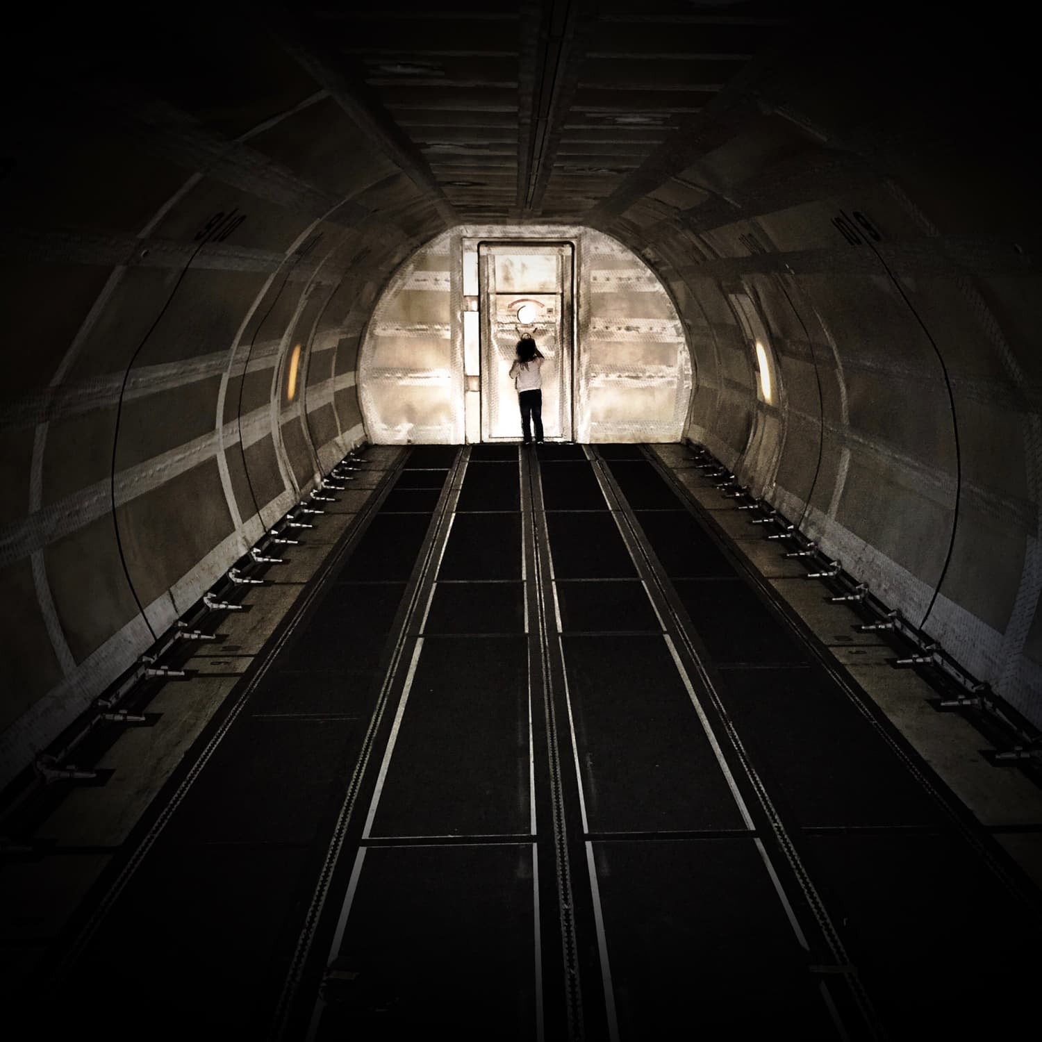 Child in a empty 737 jet