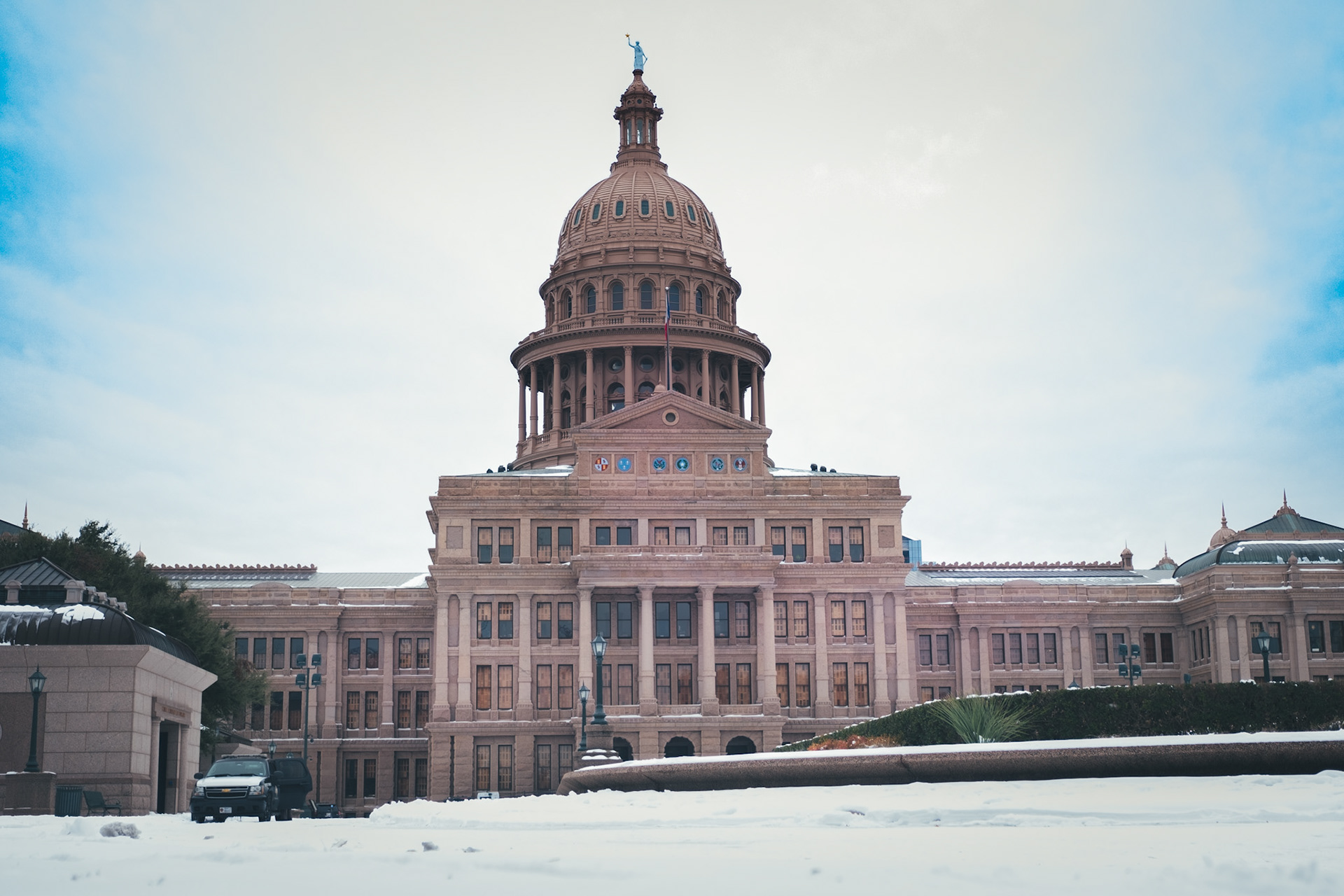 Texas state capital under snow during the February 2021 winter storm