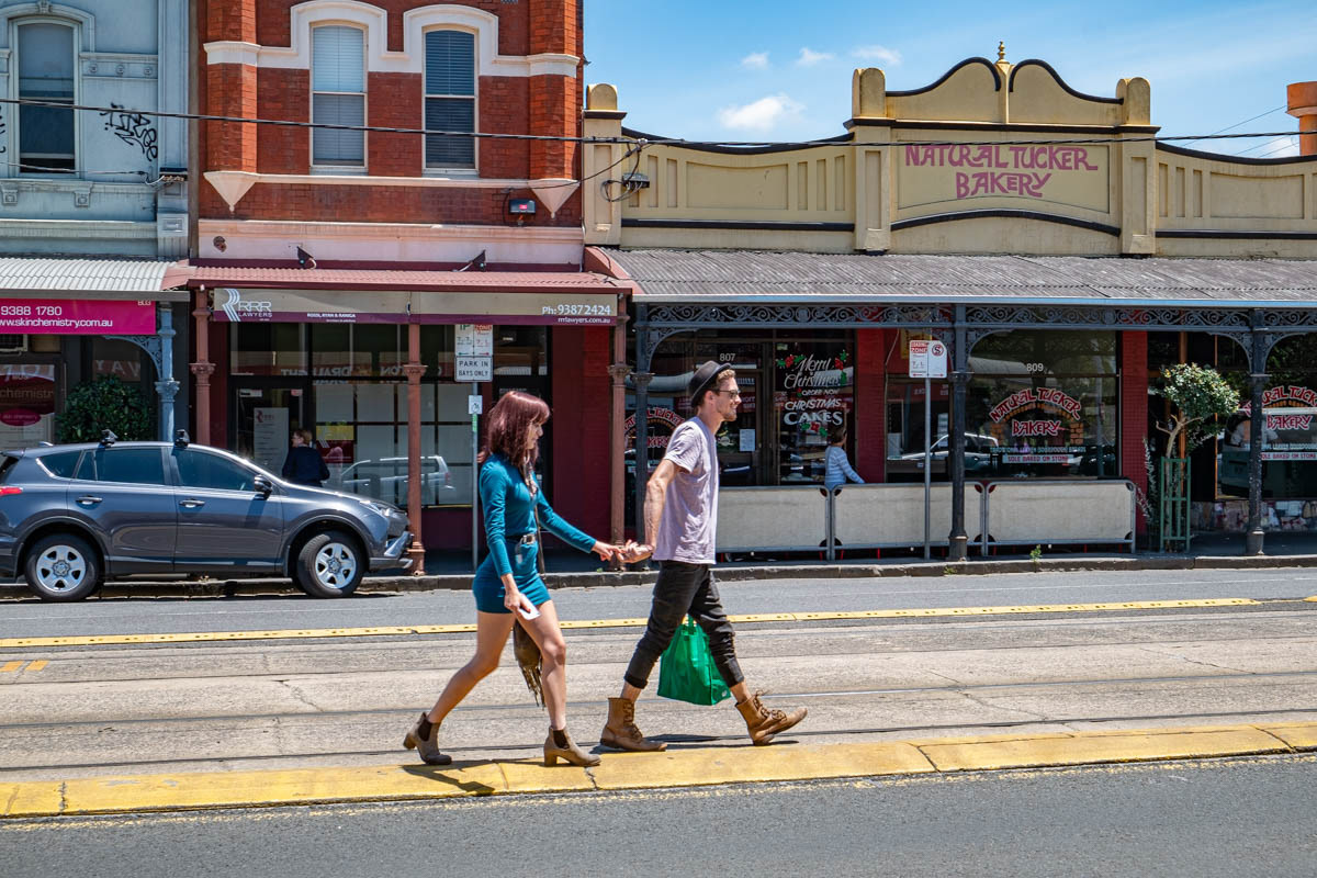 Melbourniens. Au fond: Natural Tucker Bakery