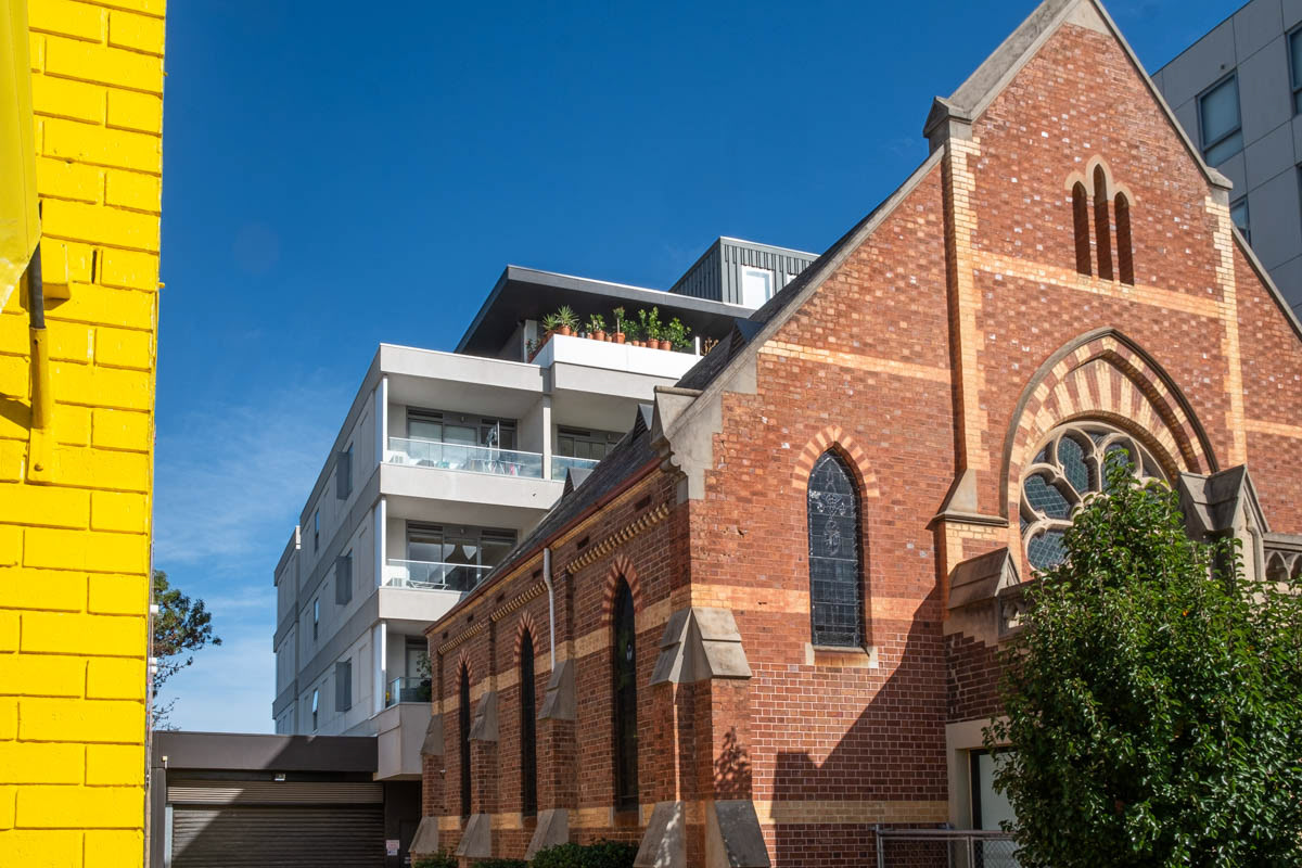 Télescopage architectural, laïque et religieux