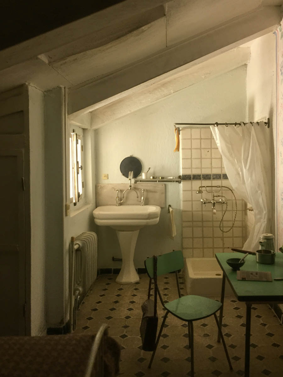 Gros plan sur le petit monde des miniatures, Lyon, Musée Miniature et Cinéma. La chambre de bonne, miniature de Michel Perez.