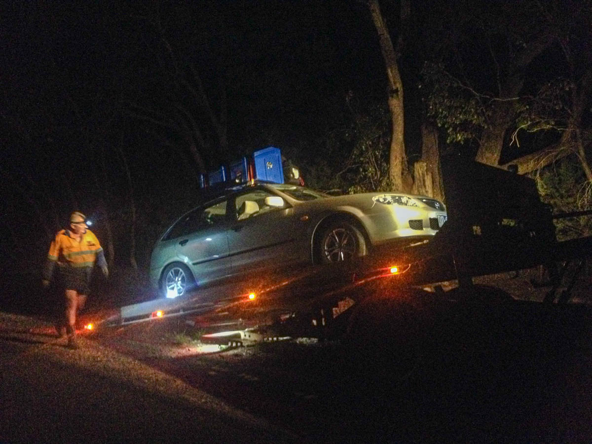 Panne grave. Dernier voyage de la Mazda 9dite increvable). The death of our Mazda. Between Cobar and Bourke.