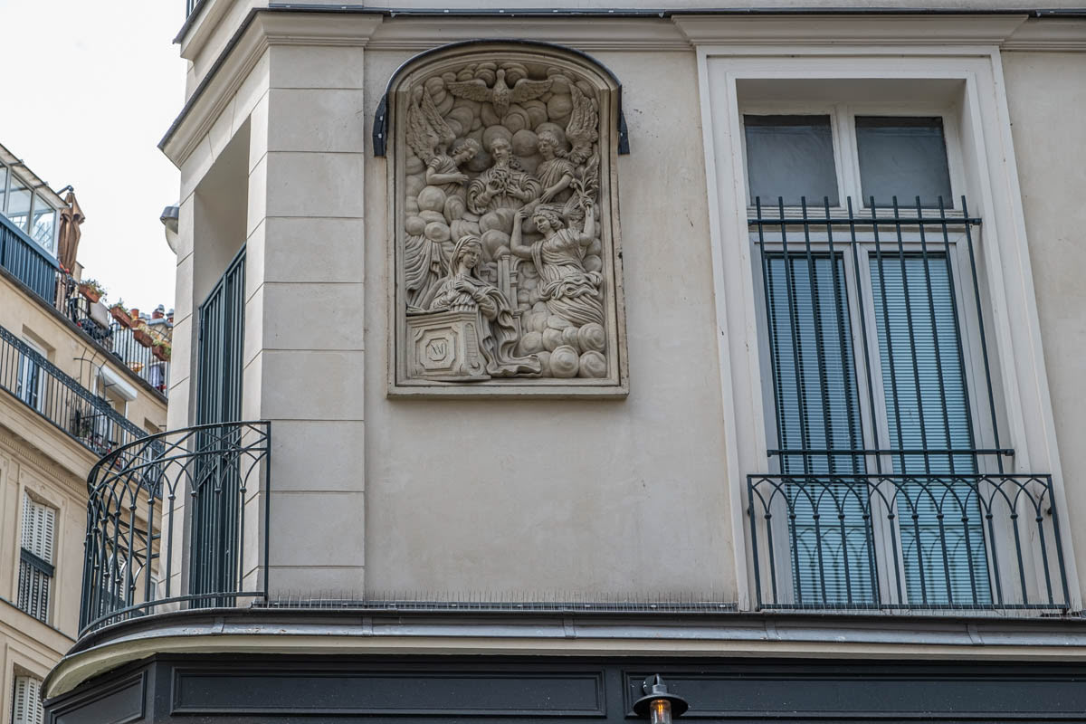 Paris, en levant le nez