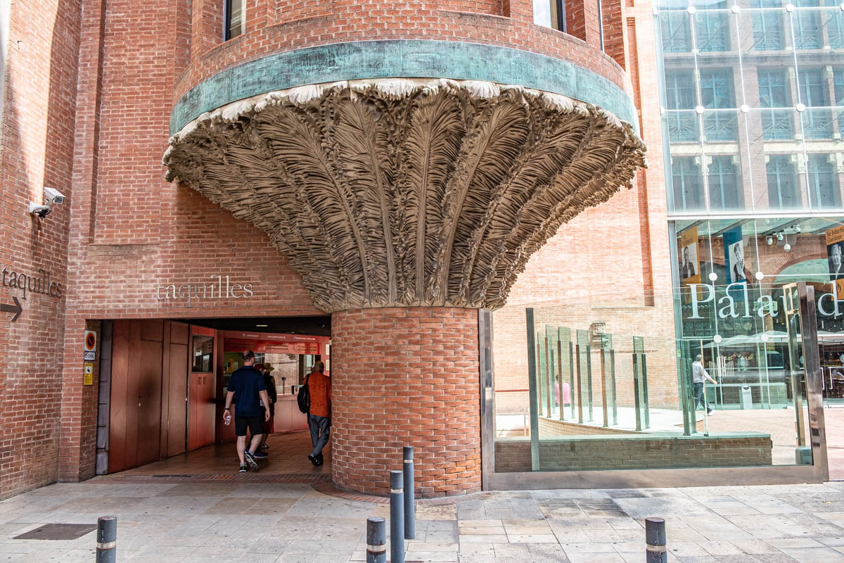 Palais de la musique catalane. Billetterie et entrée des services et son grand palmier. Architectes Óscar Tusquets, Lluís Clotet et Carles Díaz