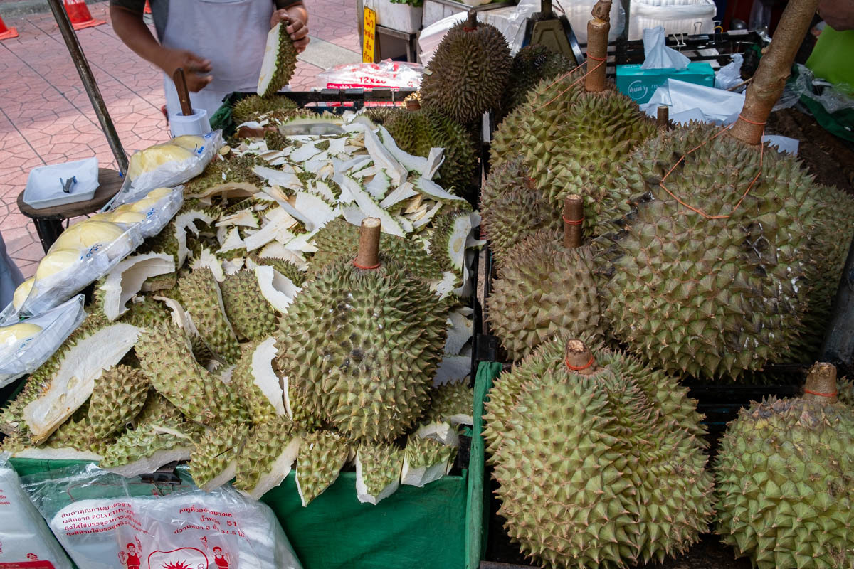 Le gouteux durian, le fruit-roi dont l'odeur surprenante rebute certains mais régale d'autres. J'adore!