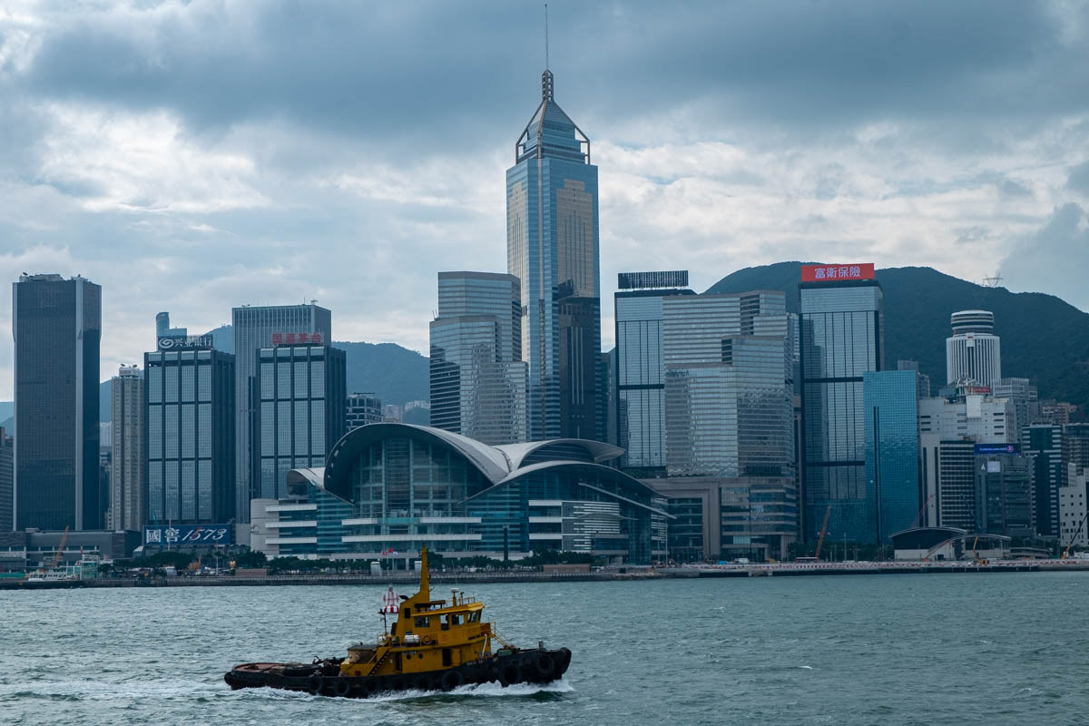 Au premier plan, Hong Kong Convention and Exhibition Centre. Central Plaza en arrière plan culmine à 374 m et 78 étages
