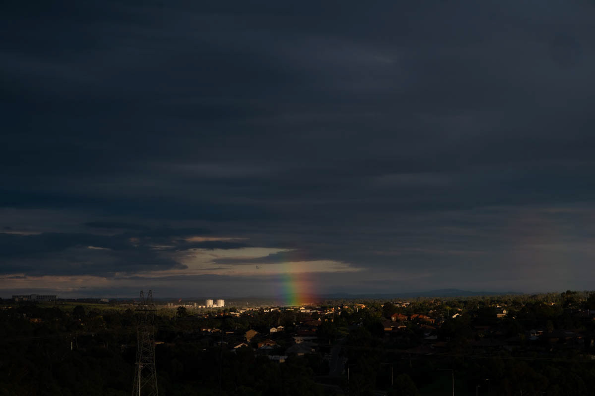 Phénomène naturel. Subtil et magique, arc-en-ciel semi nocturne et sa géométrie lumineuse, réflexion de la lumière sur les gouttelettes de pluie 