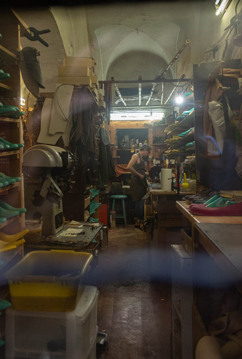 Dedans, artisan comme il y a cent, deux cents, trois cents ans...