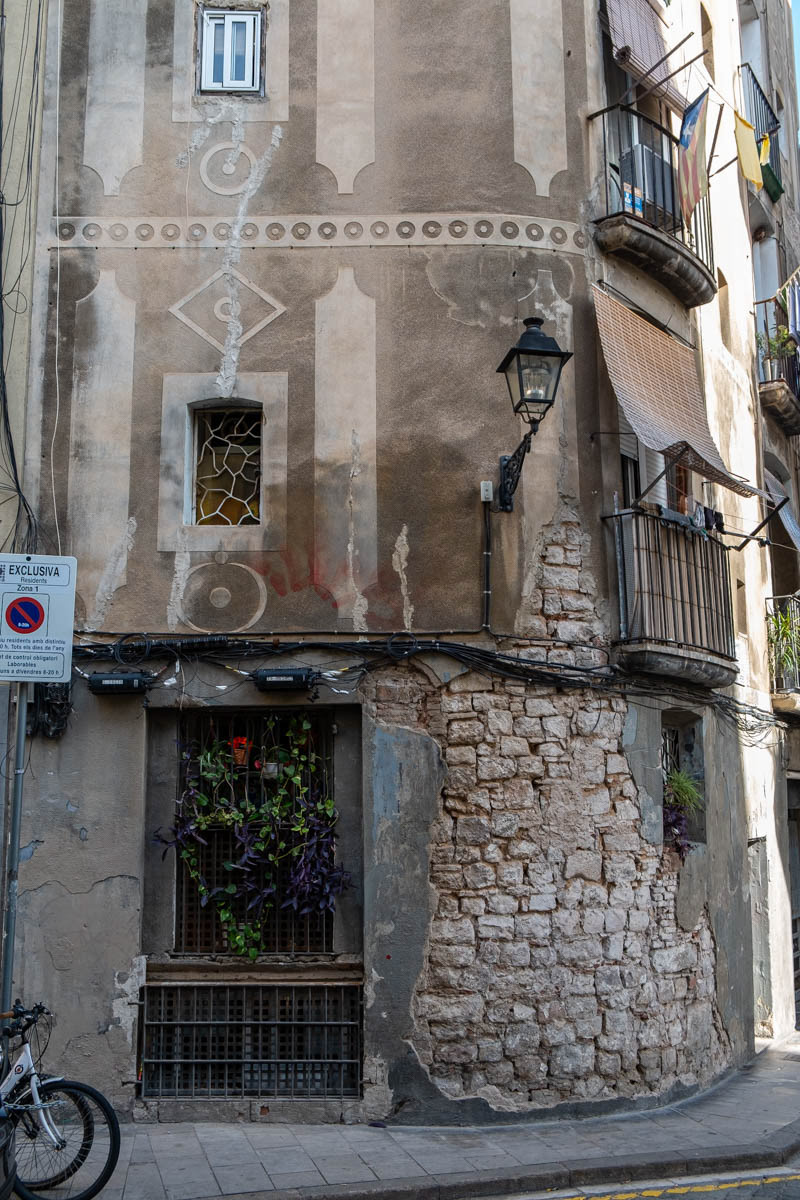 Le sgraffito, également connu sous le nom de sgraffite, est une technique décorative qui consiste à gratter une surface pour révéler une couche inférieure de couleur contrastante. Elle est couramment utilisée en architecture, en particulier sur les façades des bâtiments. La technique a été popularisée en Italie pendant la Renaissance et a été largement utilisée dans la décoration des bâtiments à travers l'Europe