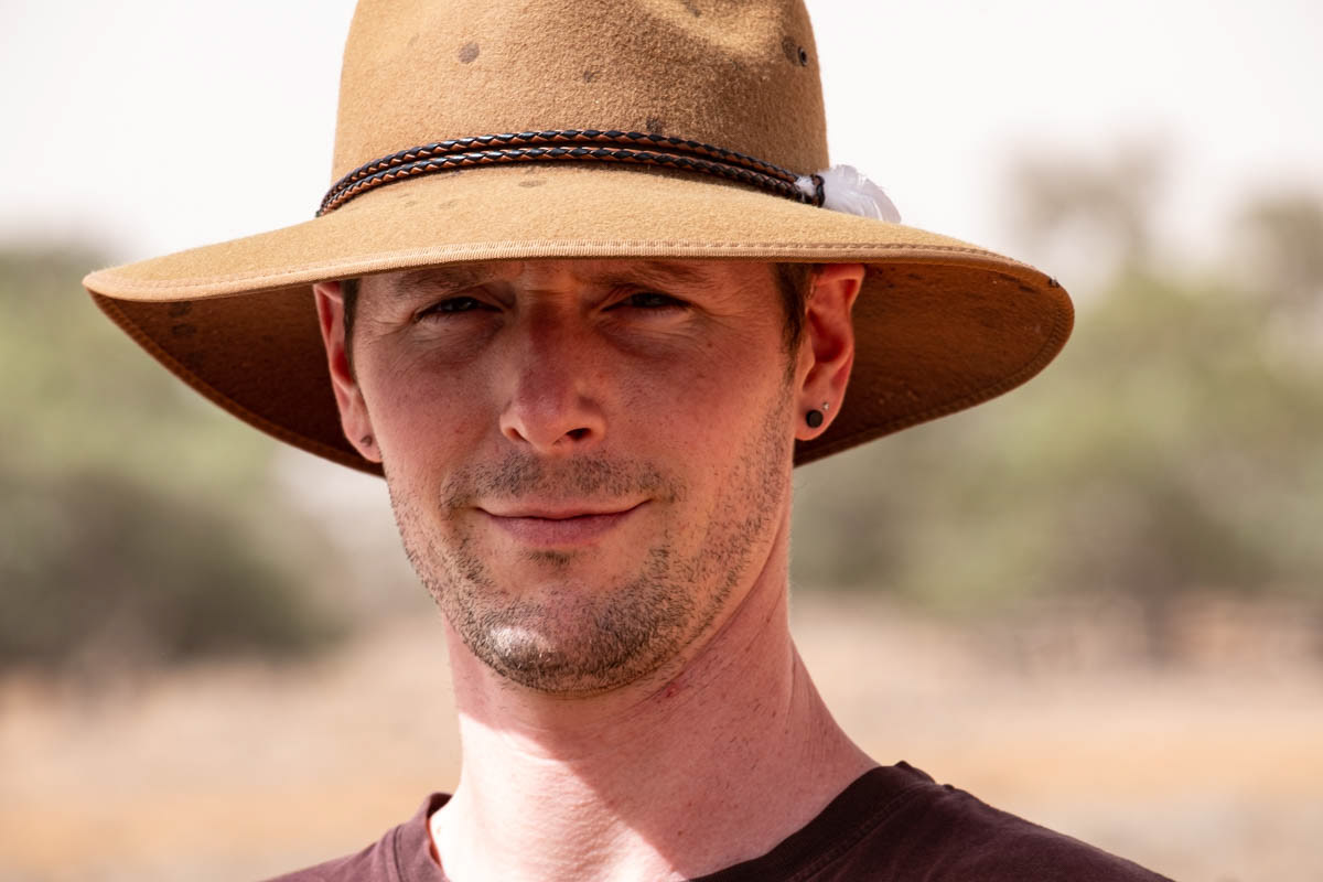 Félix. Akubra, chapeau australien, feutre de duvet de lapin. Akubra est le nom de la fabrique familiale fondée en 1874, les Dunkerley ( jusqu'à aujourd'hui),