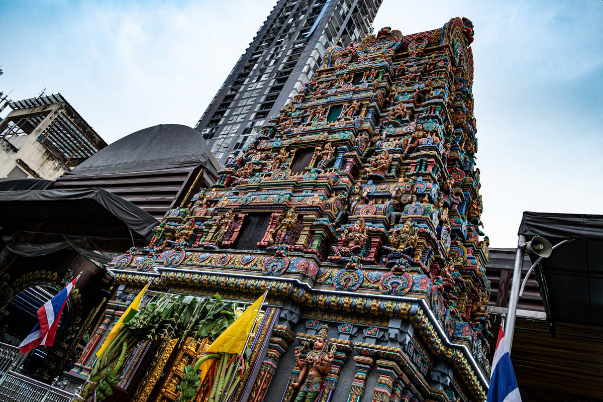 Le Temple hindou Sri Maha Mariamman sur Si Lom Road construit par les immigrants tamouls date de 1860.
