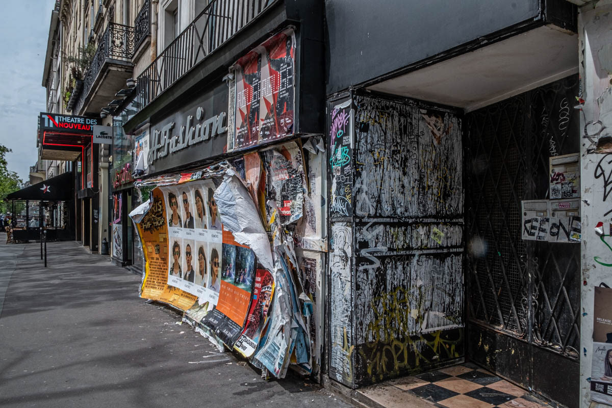 Sur les grands boulevards, affichage intense sur cette vitrine