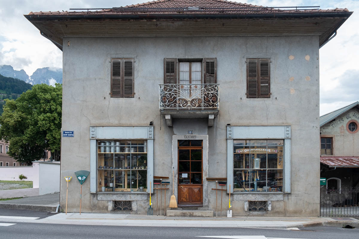 Quincaillerie à Sallanches. L'ancienne Maison Delacquis François. Revenaz Père & Fils Successeurs