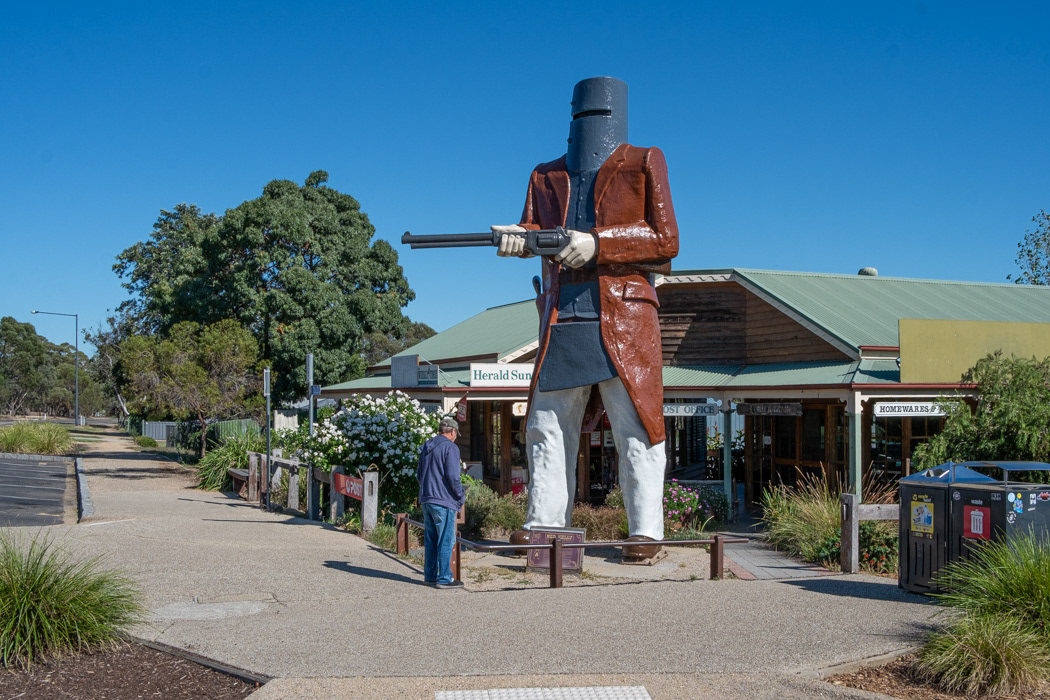 Ned Kelly, "bushranger" australien. Éxécuté à l'âge de 25 ans. 1854-1880