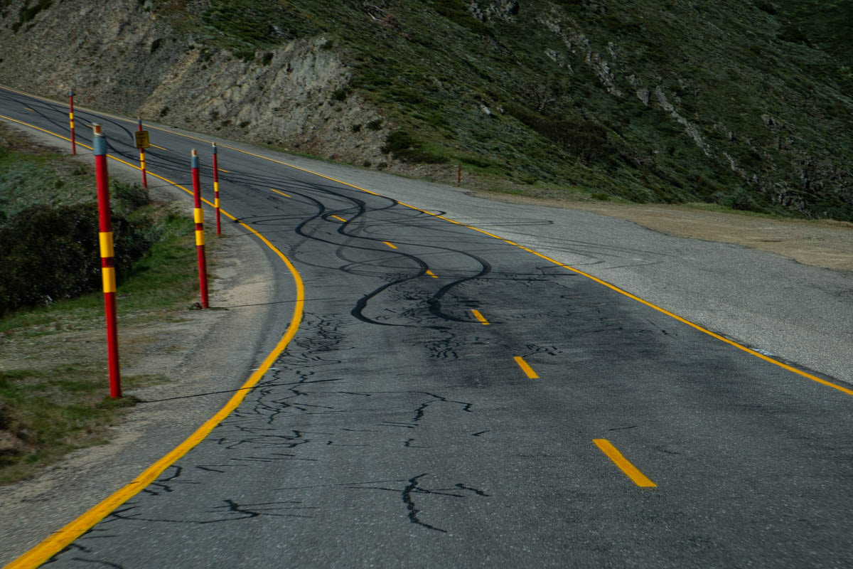 Graphisme routier qui ne trompe pas: hooning…Un hoon, en Australie et en Nouvelle-Zélande, est une personne qui conduit délibérément un véhicule de manière imprudente ou dangereuse, généralement dans le but de provoquer une réaction des spectateurs. Les activités Hoon (ou hooning) peuvent inclure les excès de vitesse, les burn-outs, les donuts ou les crissements de pneus. Conducteurs jeunes et majoritairement des hommes âgés de 17 à 25 ans.