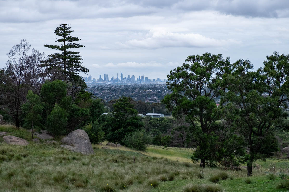 Melbourne skyline vue de Woodlands Historic Park. Paysage urbain.