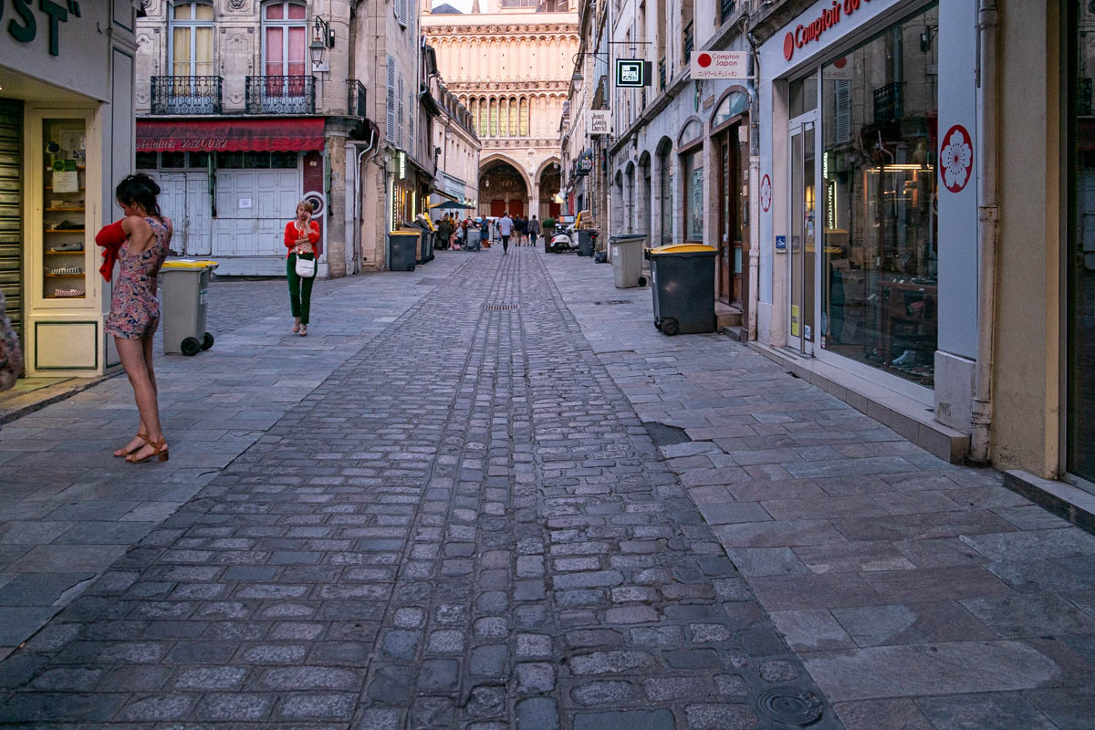 Bourgogne. La Rue Musette à Dijon (Côte-d'Or) et Notre Dame de Dijon au bout de la rue.