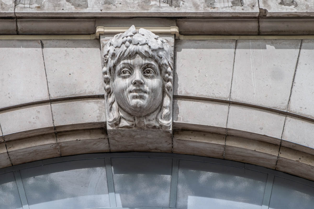 Mascaron parisien à la clef de l'arcade> La mode des masques et des mascarons ( bouffonneries) arrive en France avec les guerres d'Italie.