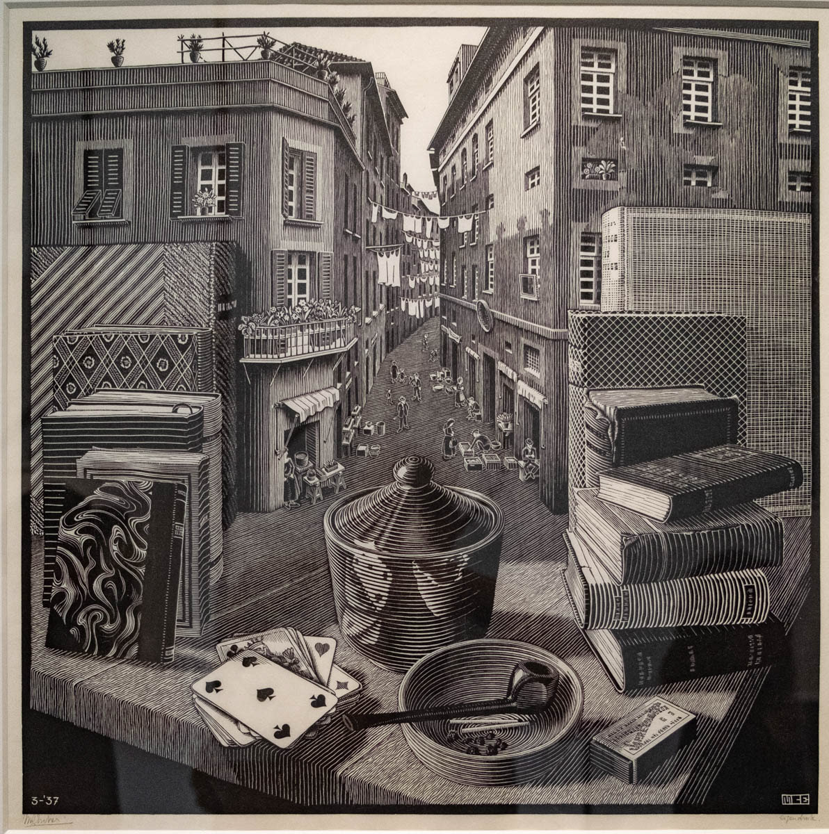 Still life and street, bois gravé. 1937. Nature morte (en anglais: still life, la vie tranquille...) et une rue. Astuce de perspective. Merveilleux travail au trait pour figurer les plans, les lumières, les ombres et les reflets. Mars 1937