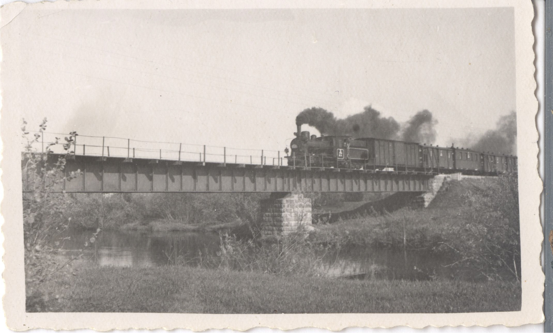41 km. Rong Mustjõe sillal, 1950-ndad. Train on the bridge over the Mustjõgi River, 1950s. Mõniste Muuseumi fotokogu.