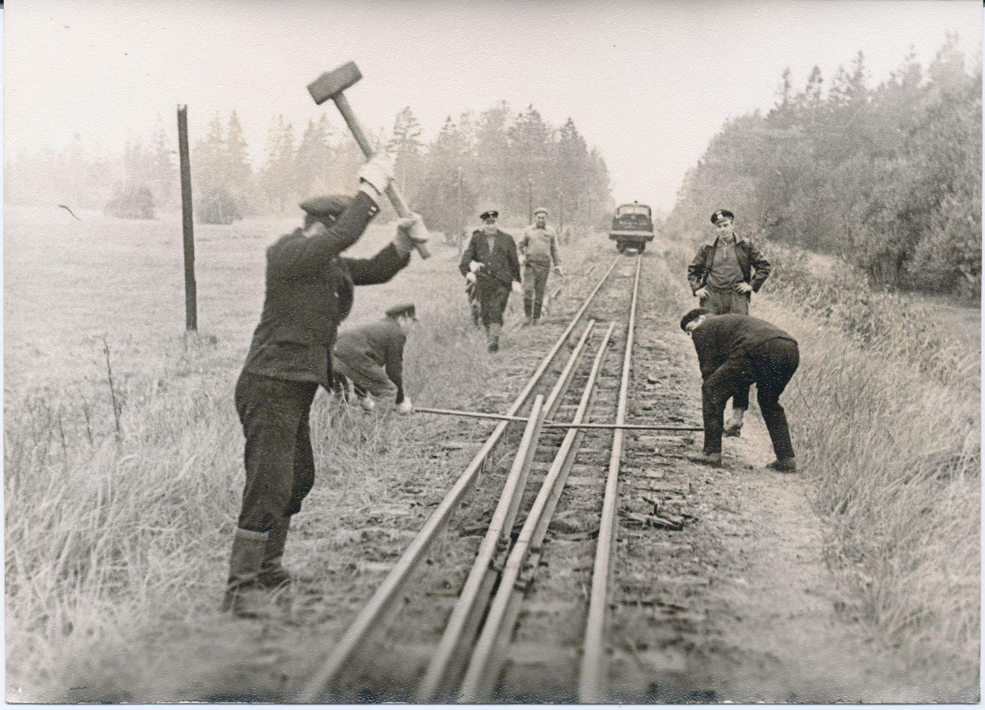 Valga - Ape raudtee ülesvõtmine, 1970. Dismantling Valga - Ape railway, 1970. Valga Muuseumi fotokogu.