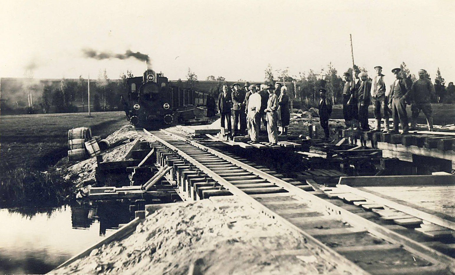 2 km. Rong Raudna jõe sillal, 1930-ndad. Train on the Raudna River bridge, 1930s. Mehis Helme fotokogu.