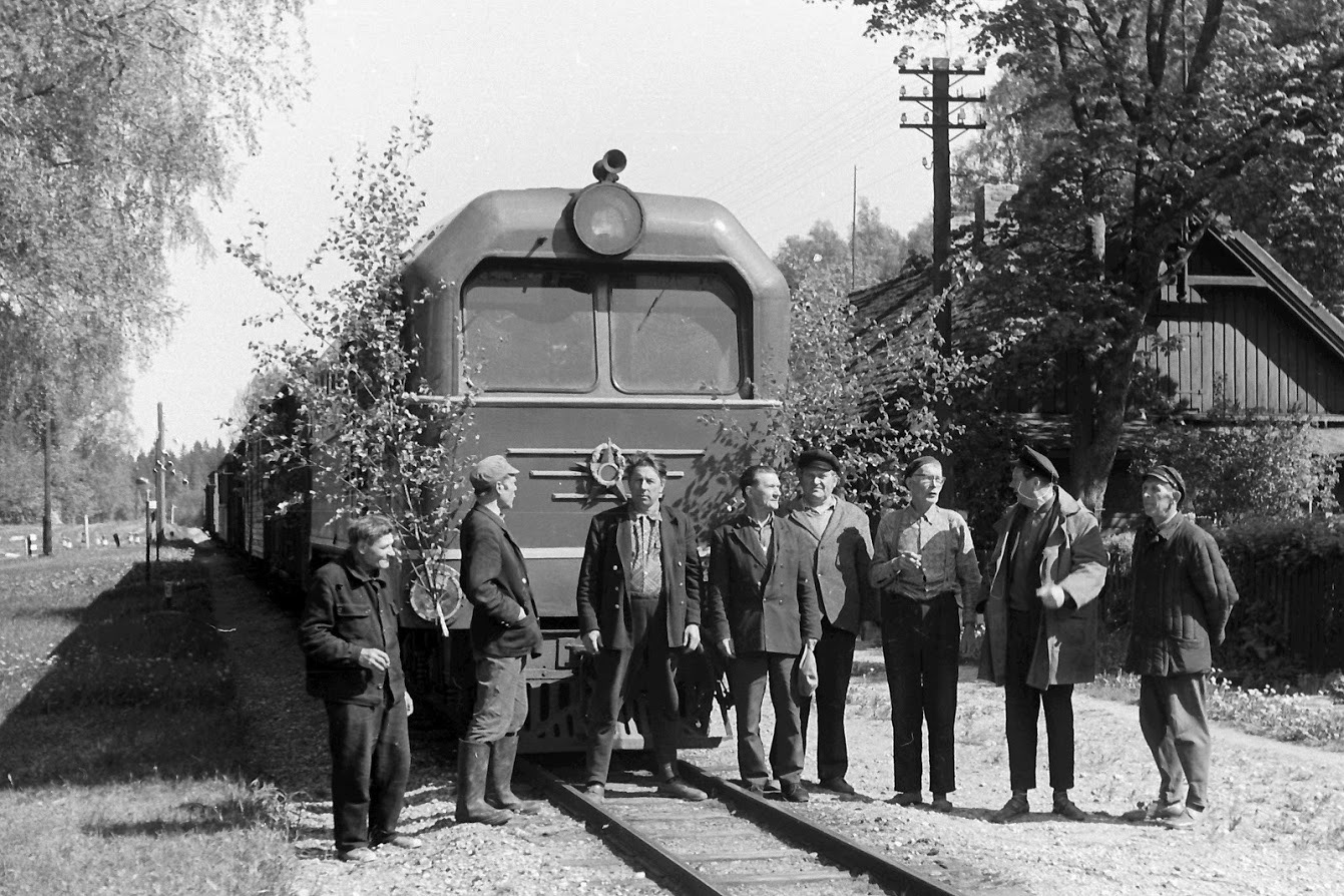 9 km. Viimane kaubarong Loodi raudteejaamas, 1973. Last freight train at Loodi station, 1973. Lembit Vellearu foto.
